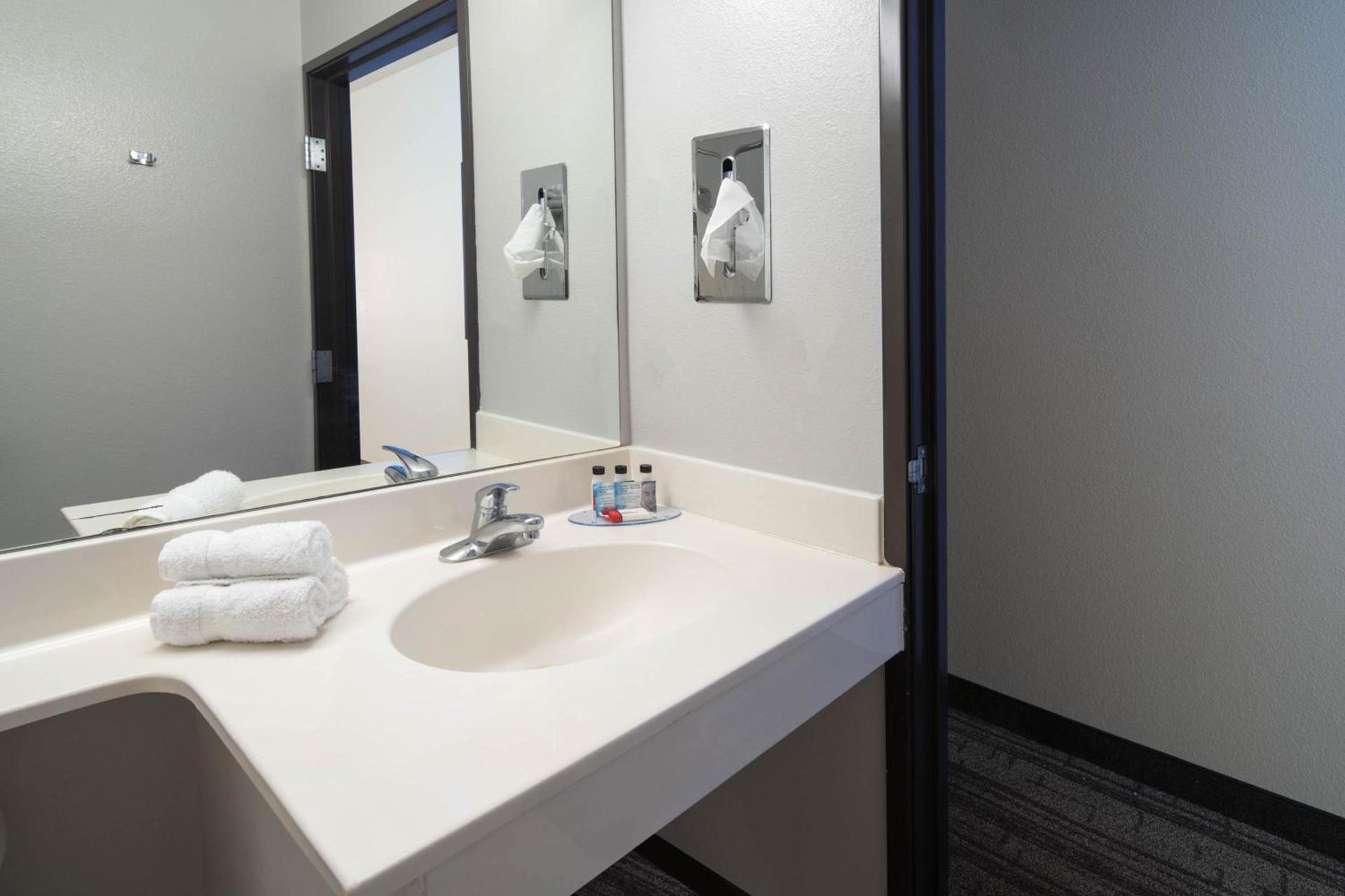 Baymont by Wyndham Las Vegas South Strip photo 47