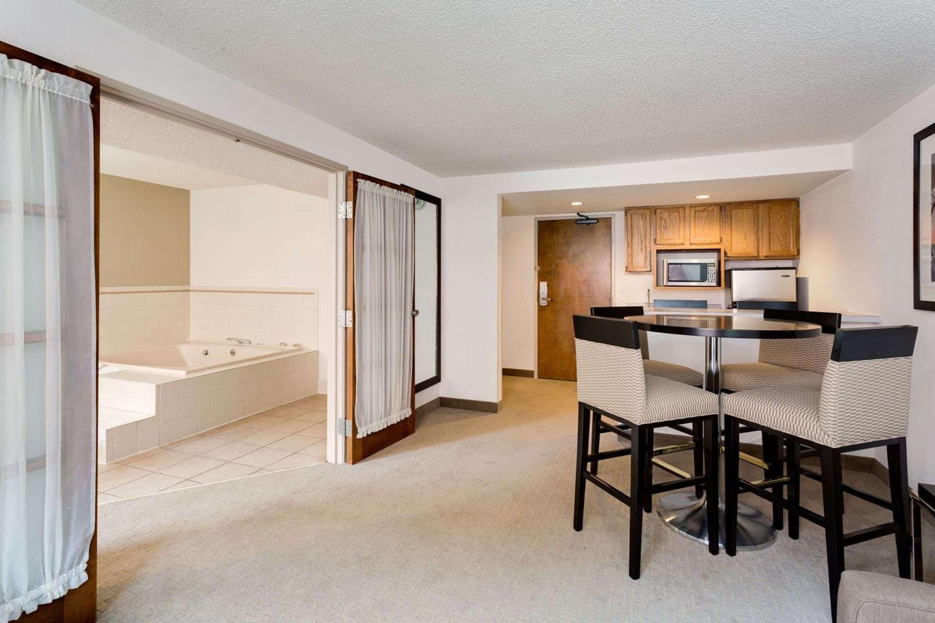 Ramada by Wyndham Marquette photo 46
