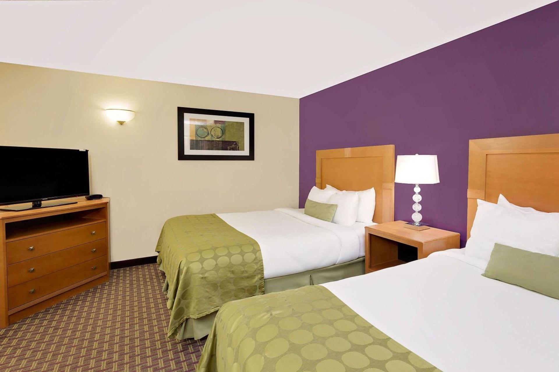 Ramada by Wyndham Marquette photo 47