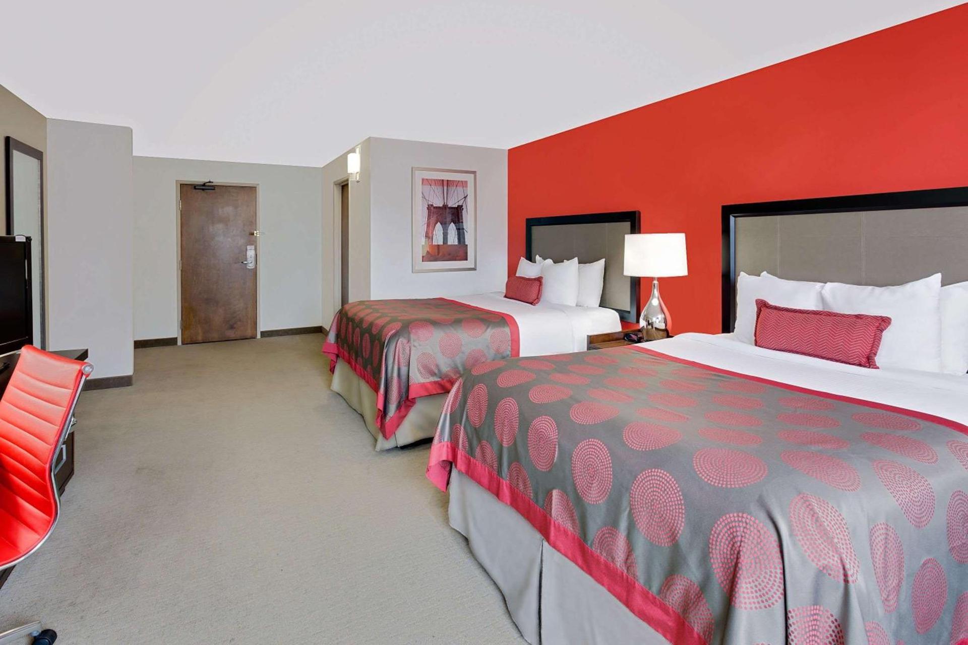 Ramada by Wyndham Marquette photo 48