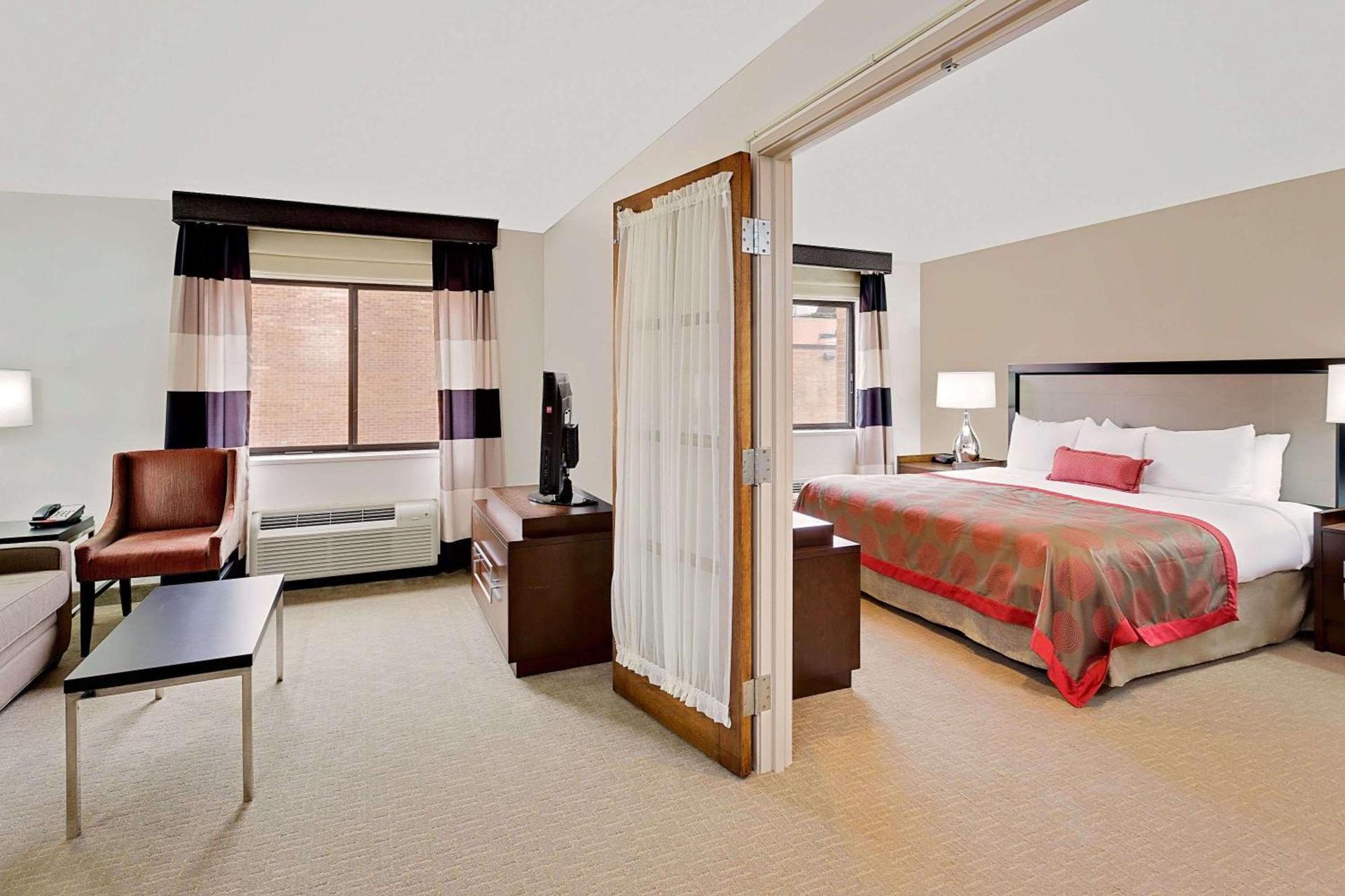 Ramada by Wyndham Marquette photo 49