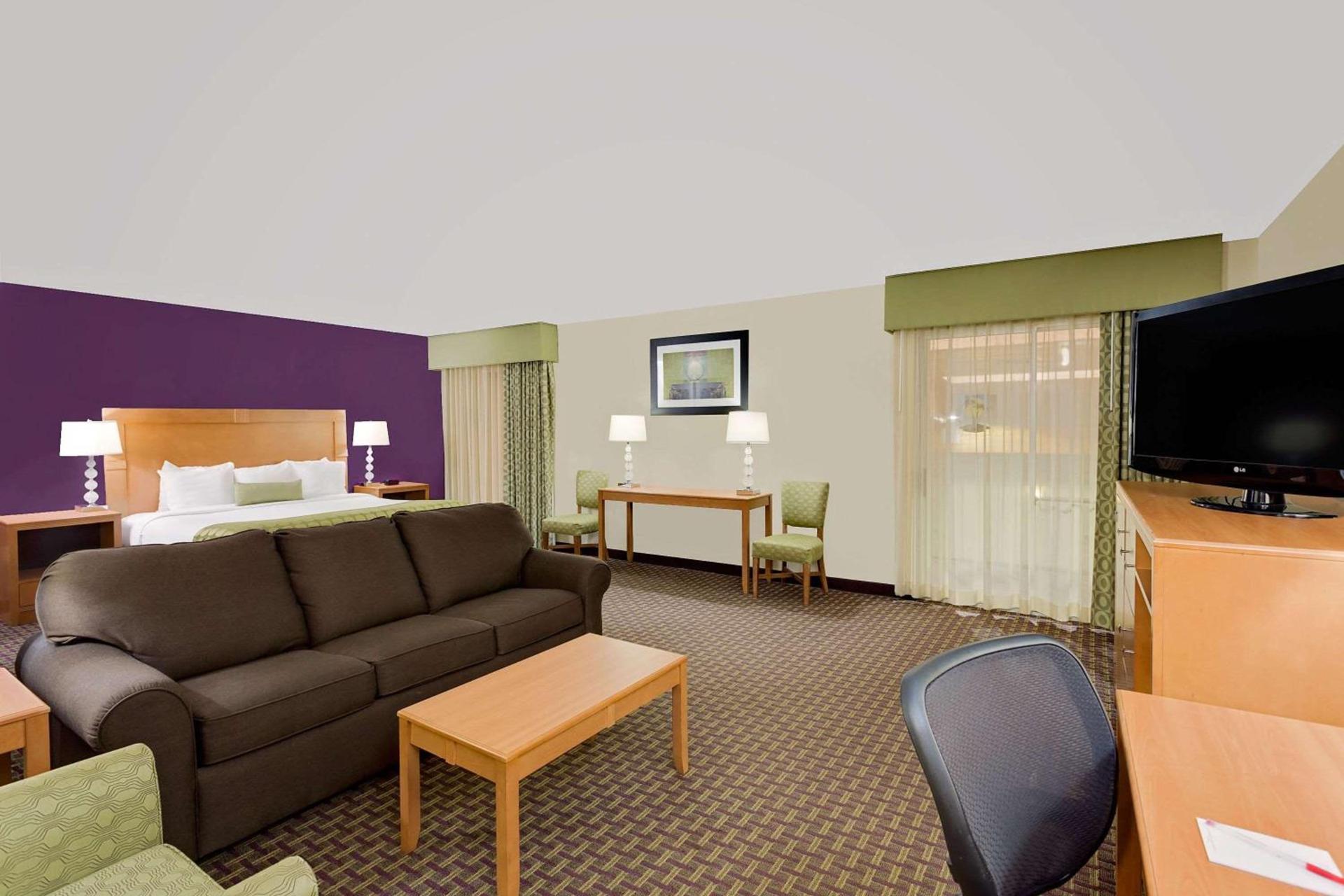 Ramada by Wyndham Marquette photo 50
