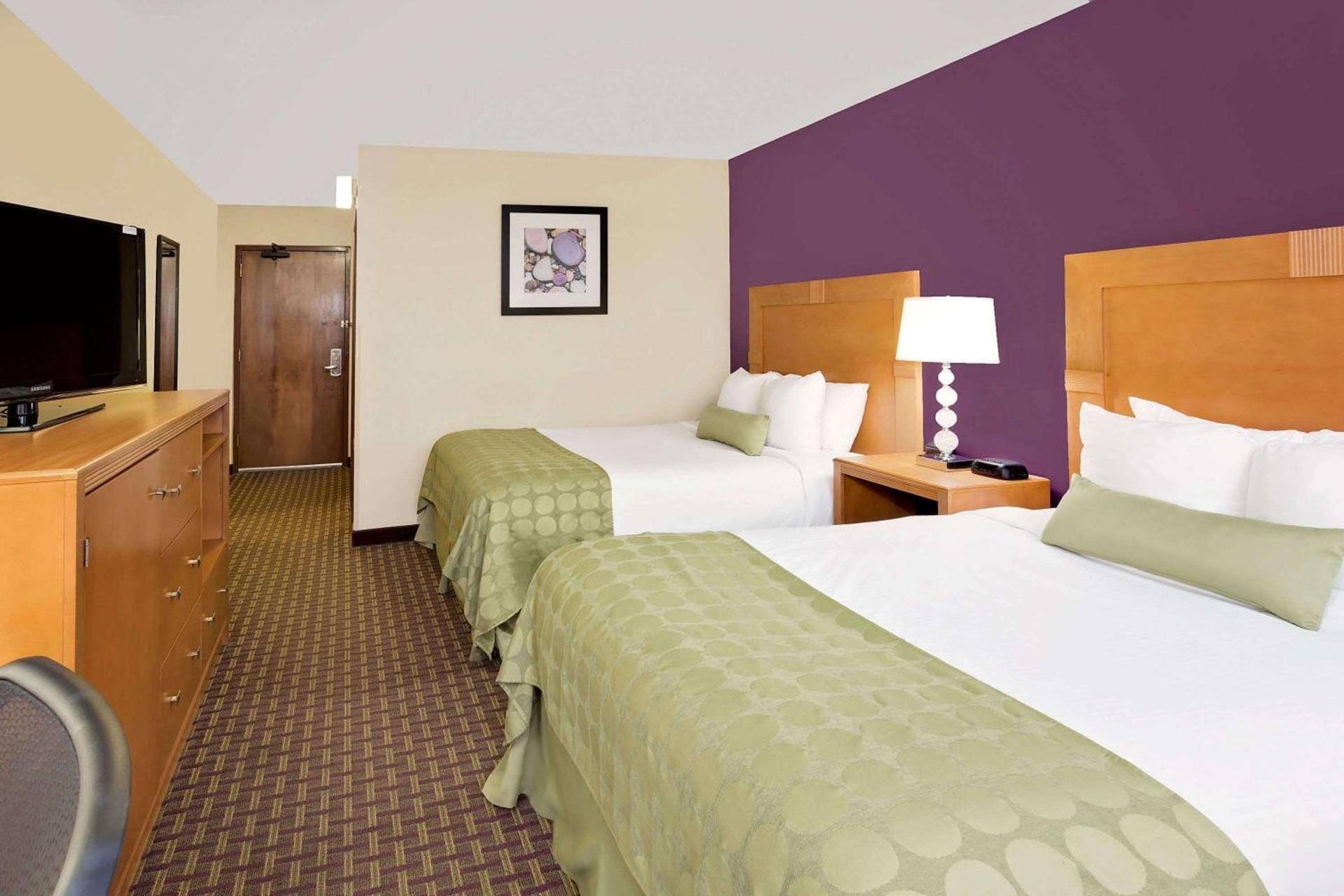 Ramada by Wyndham Marquette photo 51