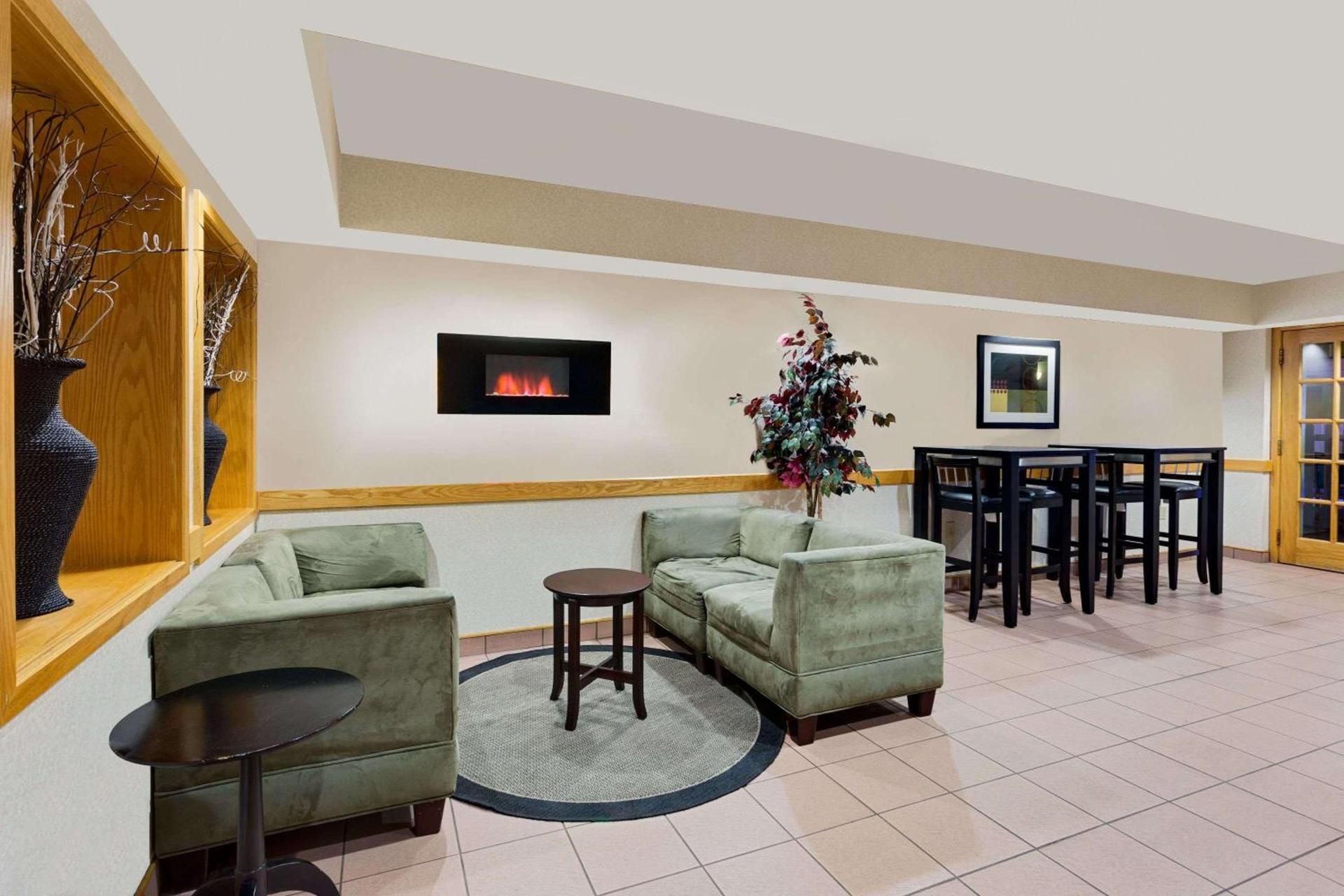 Ramada by Wyndham Marquette photo 52