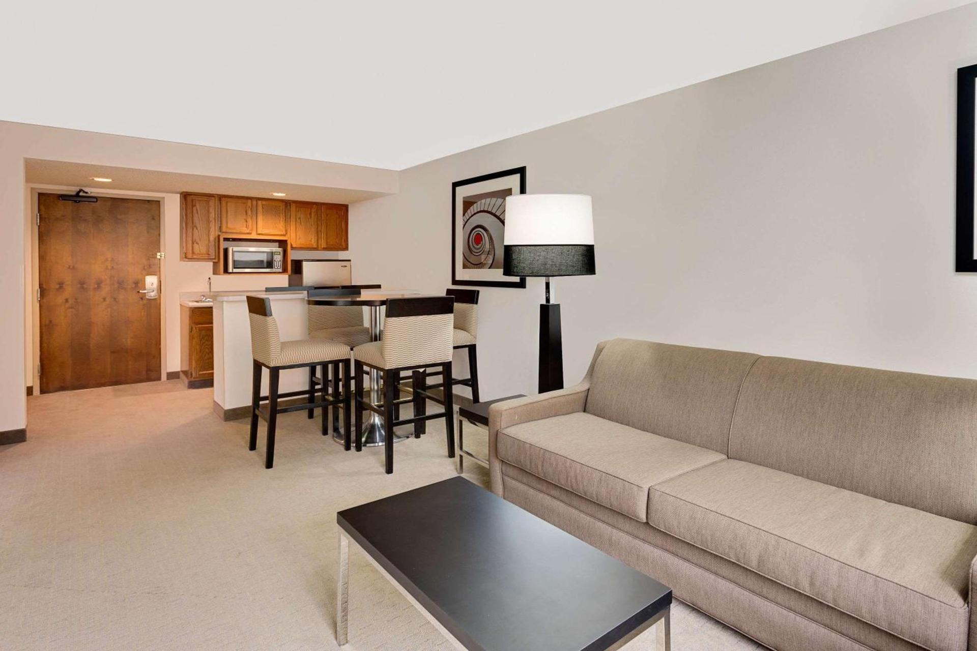 Ramada by Wyndham Marquette photo 54