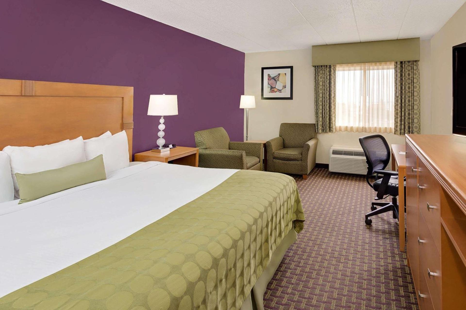 Ramada by Wyndham Marquette photo 55