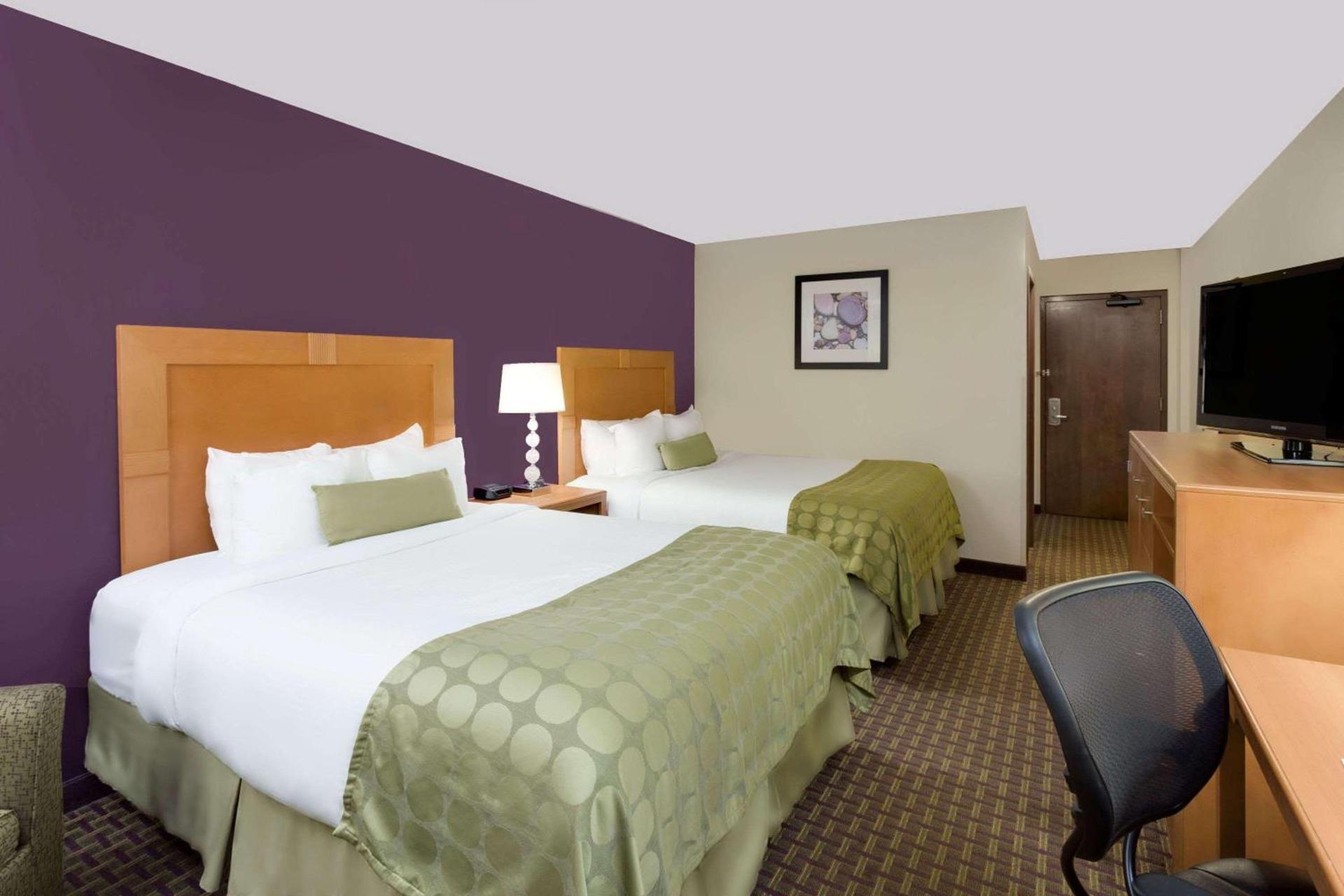 Ramada by Wyndham Marquette photo 56