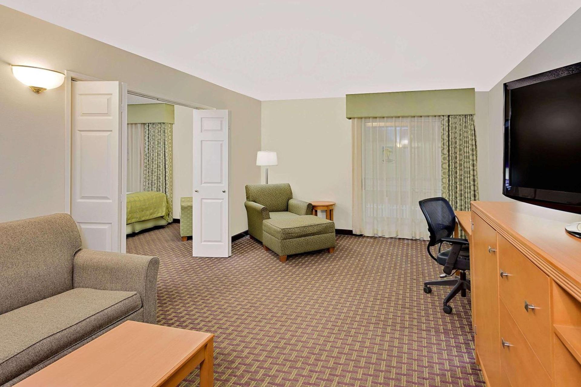 Ramada by Wyndham Marquette photo 57
