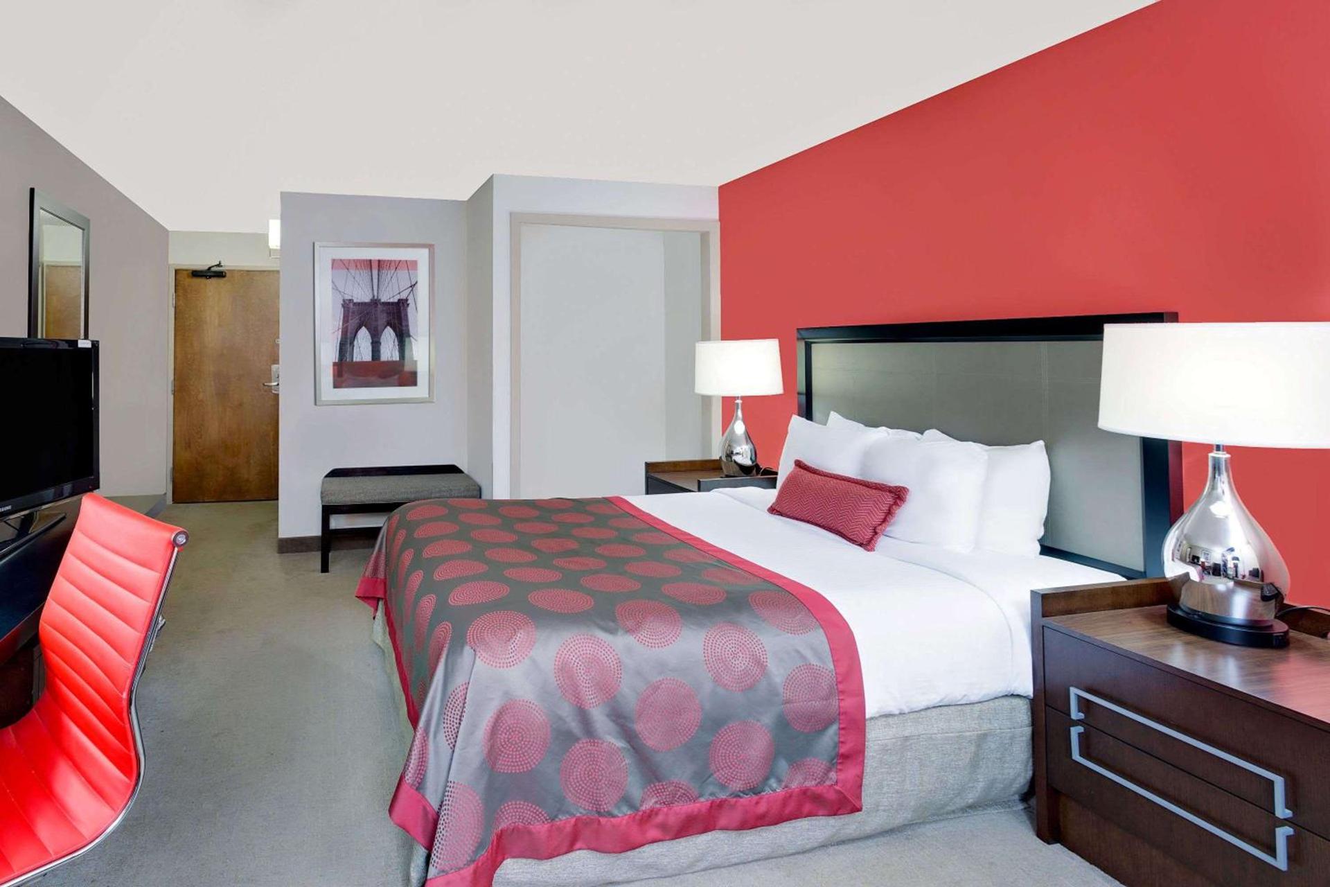Ramada by Wyndham Marquette photo 58