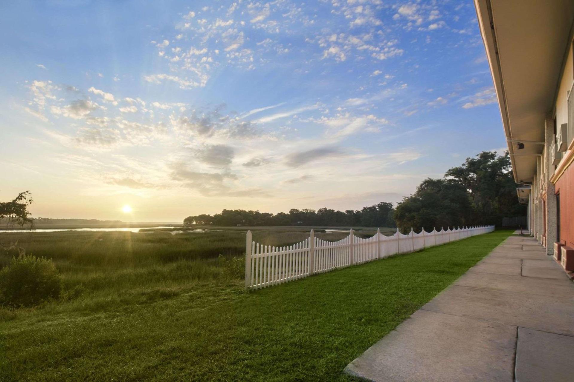 Howard Johnson by Wyndham Beaufort/Parris Island photo 2