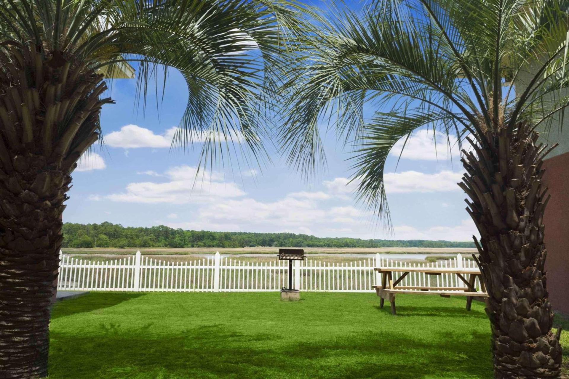 Howard Johnson by Wyndham Beaufort/Parris Island photo 3
