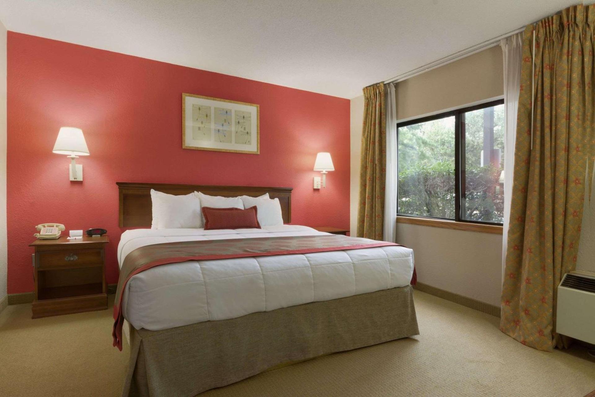 Ramada by Wyndham Raleigh photo 9