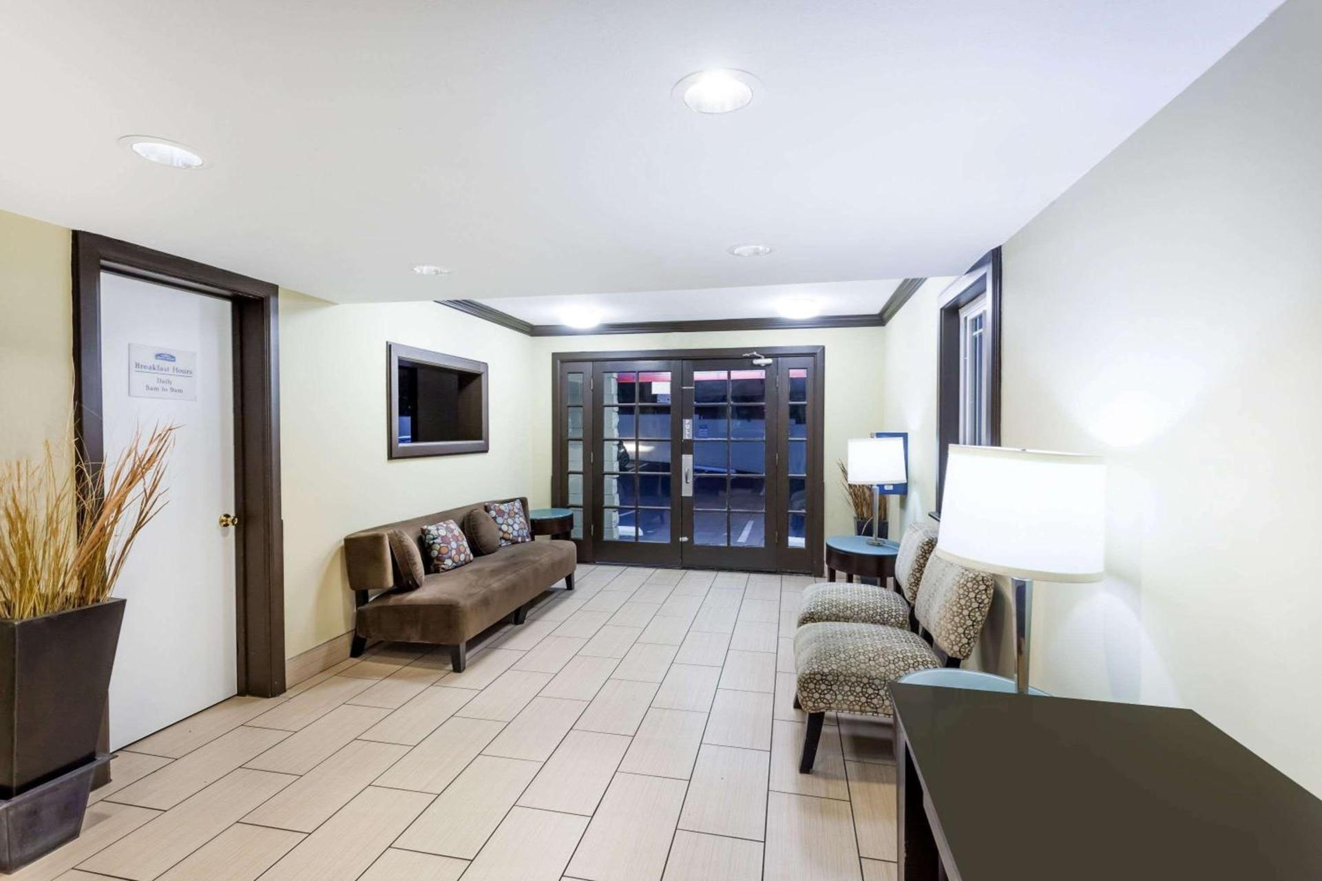 Howard Johnson by Wyndham San Diego Hotel Circle photo 2
