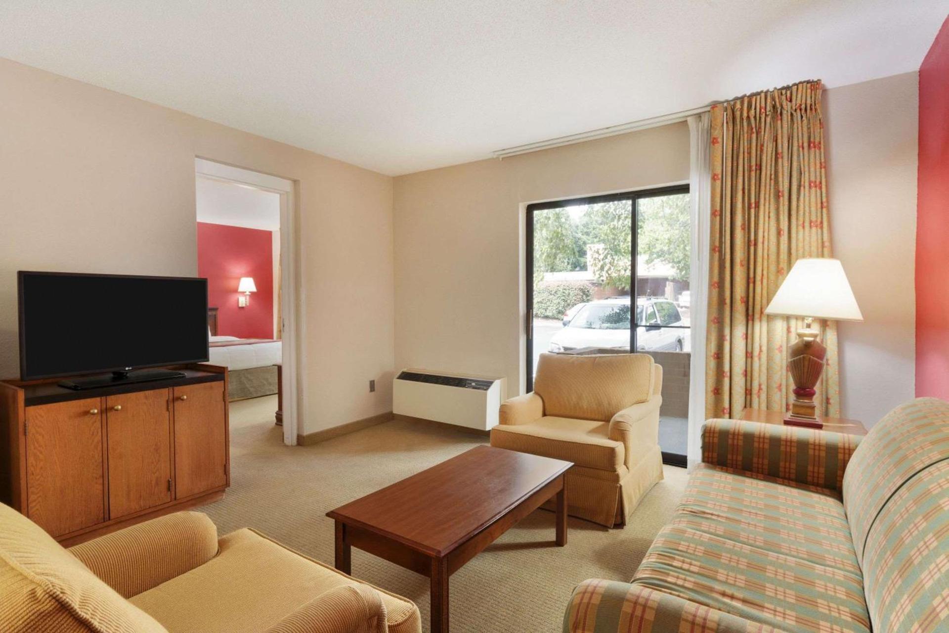 Ramada by Wyndham Raleigh photo 12