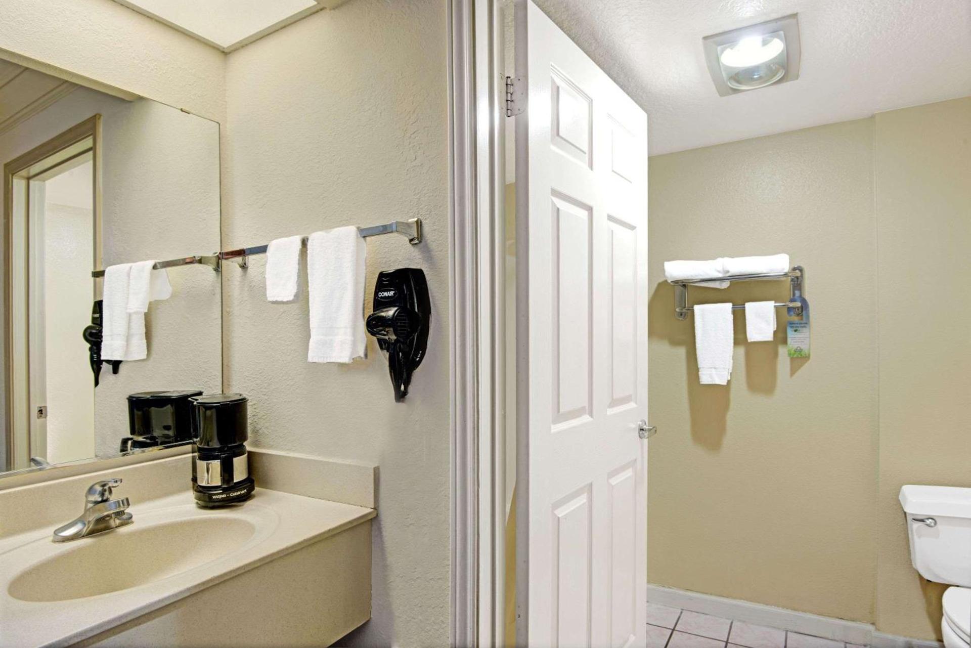Days Inn by Wyndham San Antonio Airport photo 8