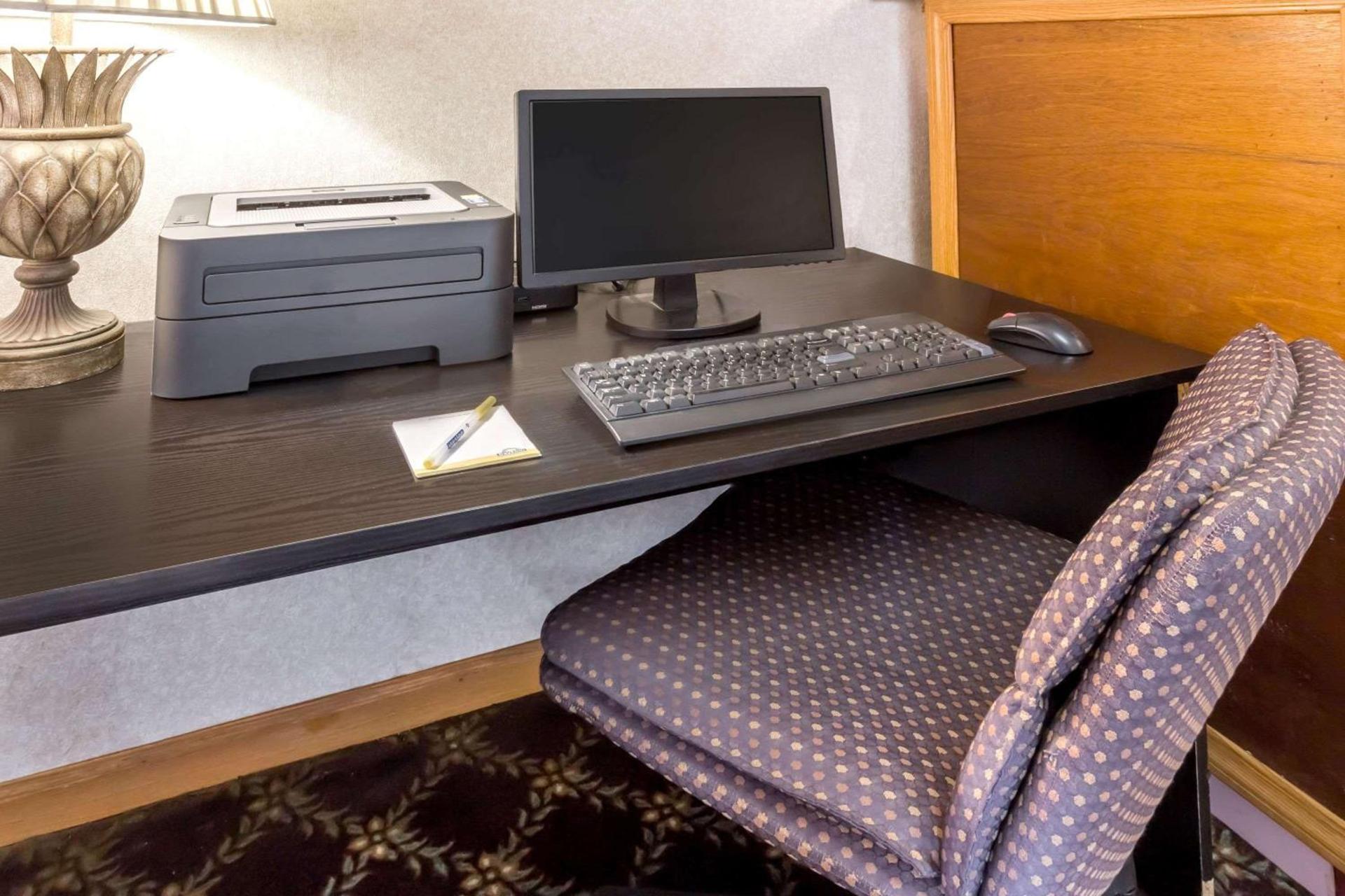 Days Inn by Wyndham Plymouth photo 12