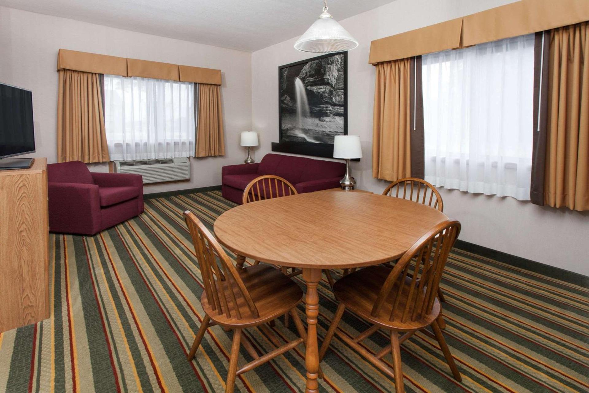 Super 8 by Wyndham Ottawa Starved Rock photo 16