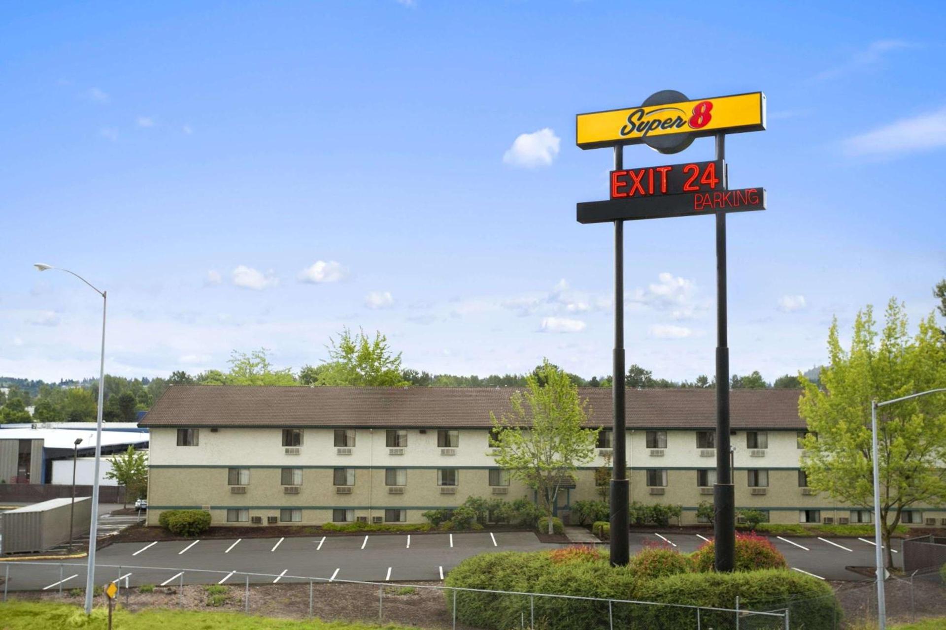 Super 8 by Wyndham Portland Airport photo 38