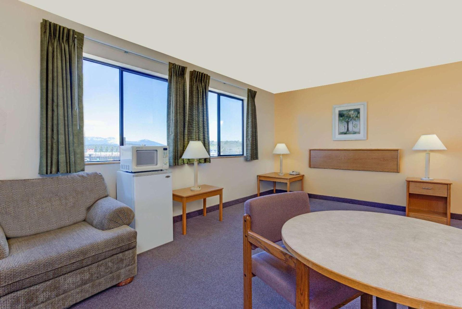 Super 8 by Wyndham Klamath Falls photo 12