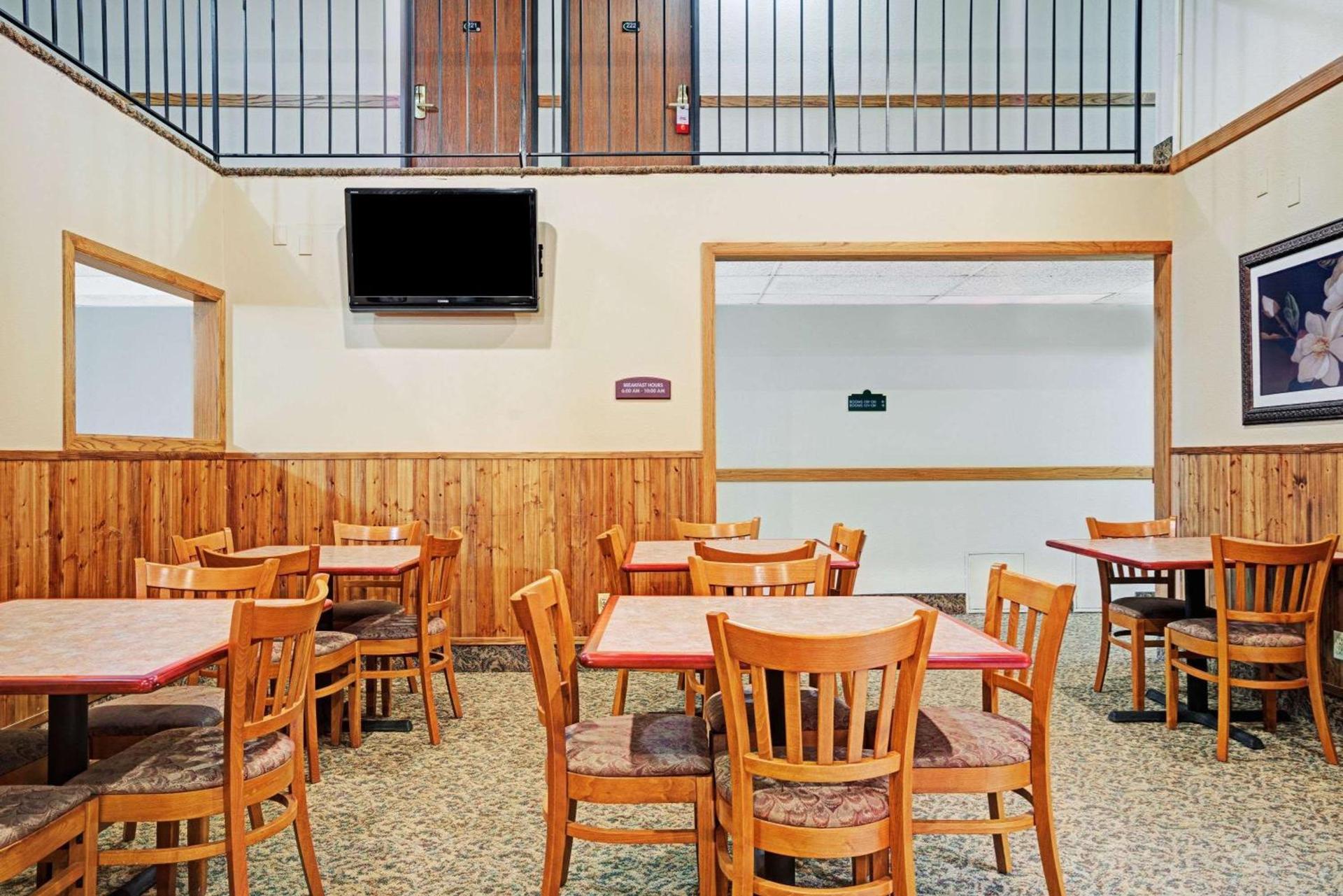 Super 8 by Wyndham Rogers Minnesota photo 13