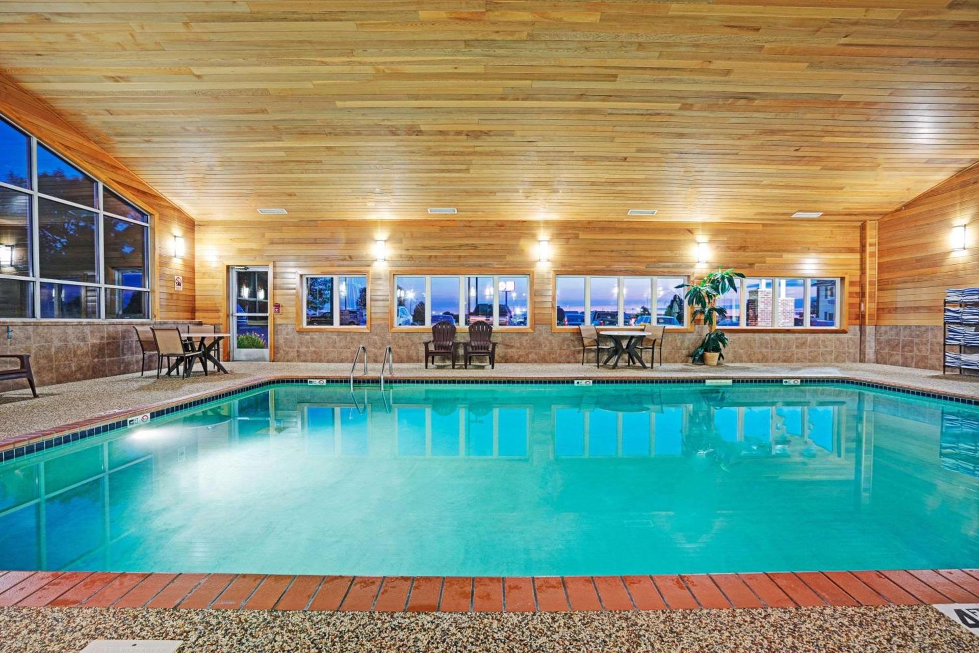 Super 8 by Wyndham Rogers Minnesota photo 3