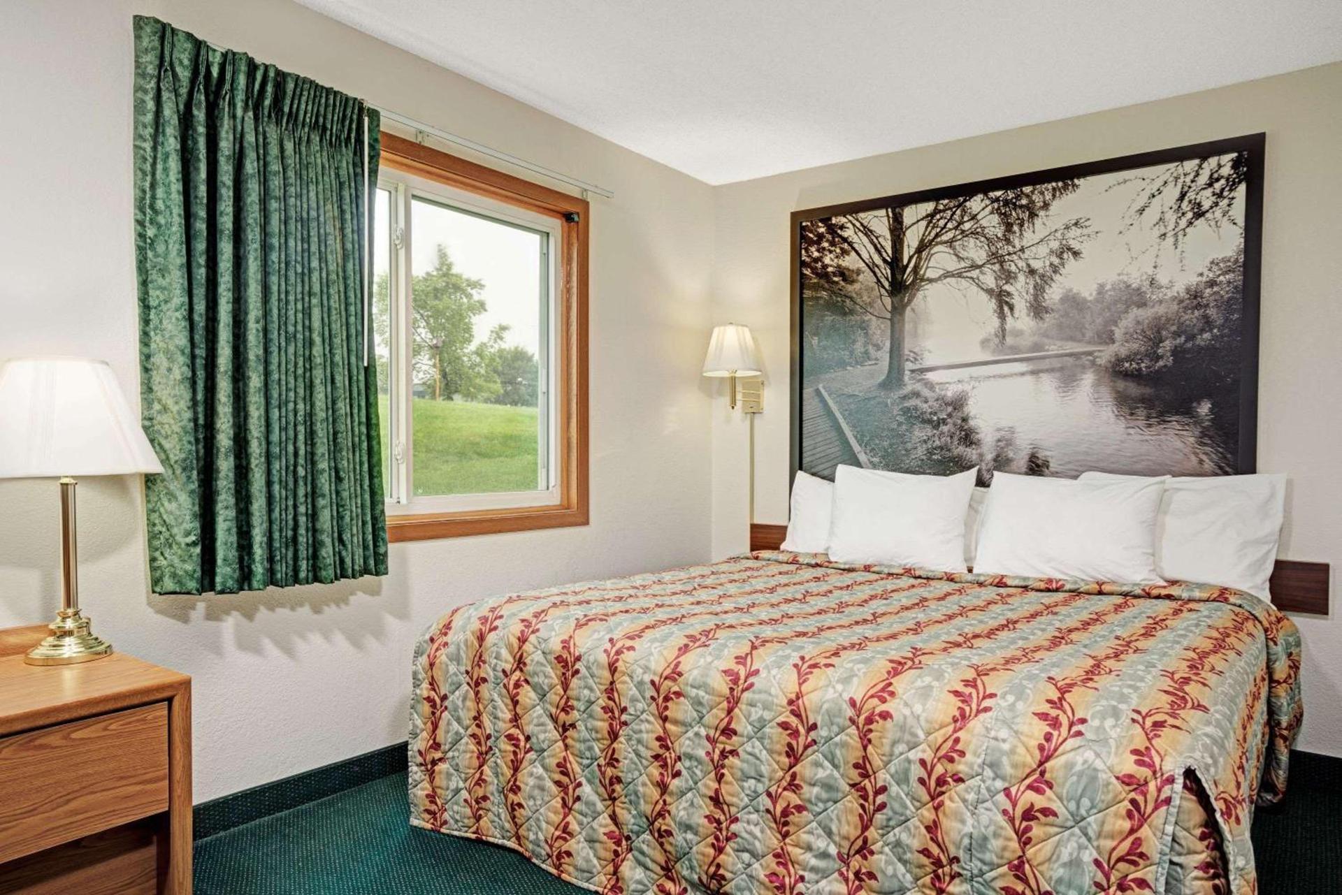 Super 8 by Wyndham Rogers Minnesota photo 11