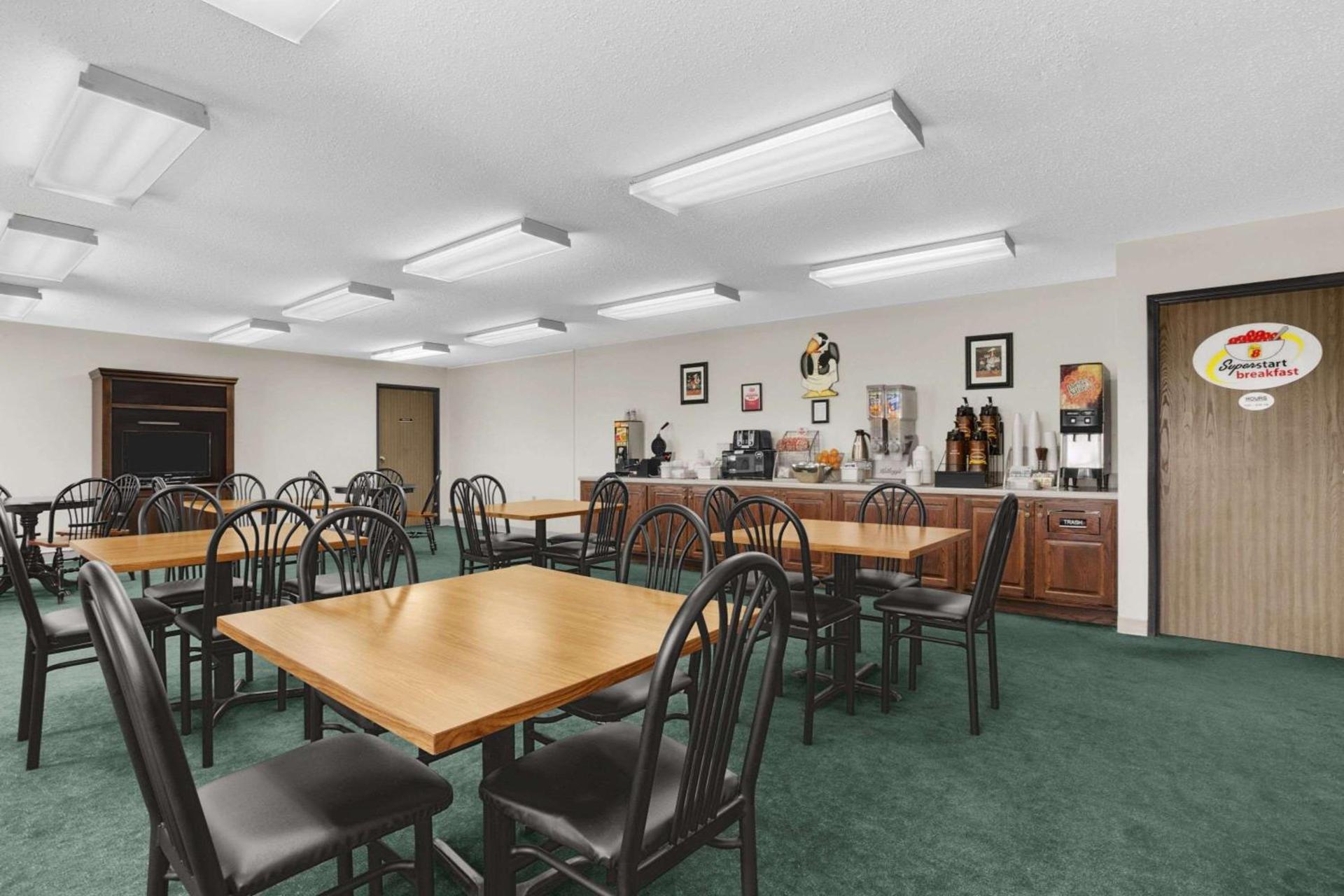 Super 8 by Wyndham Washington photo 14