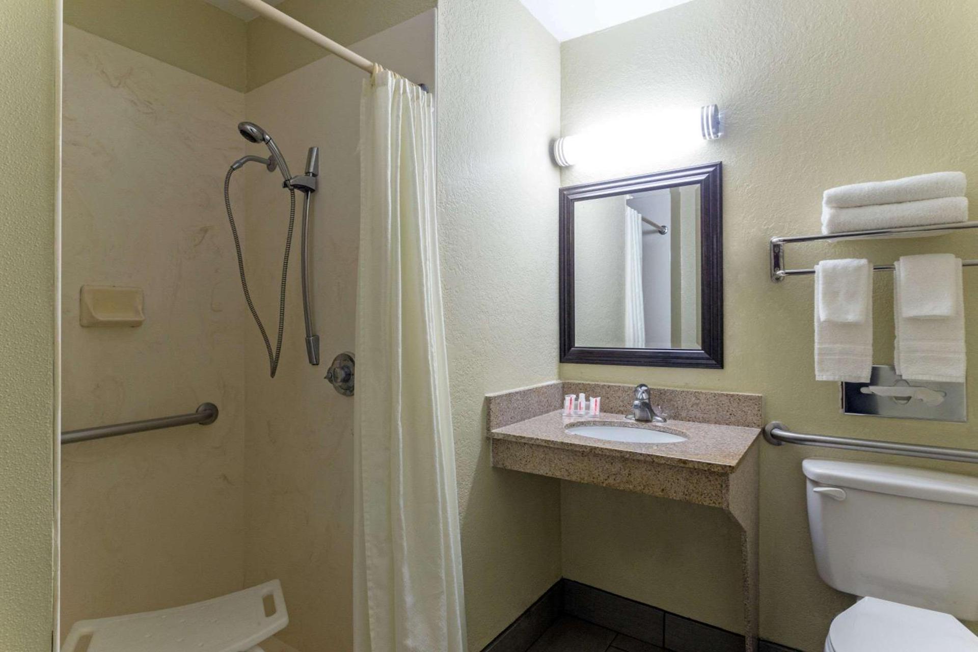 Super 8 by Wyndham Brunswick/St Simons Island Area photo 25