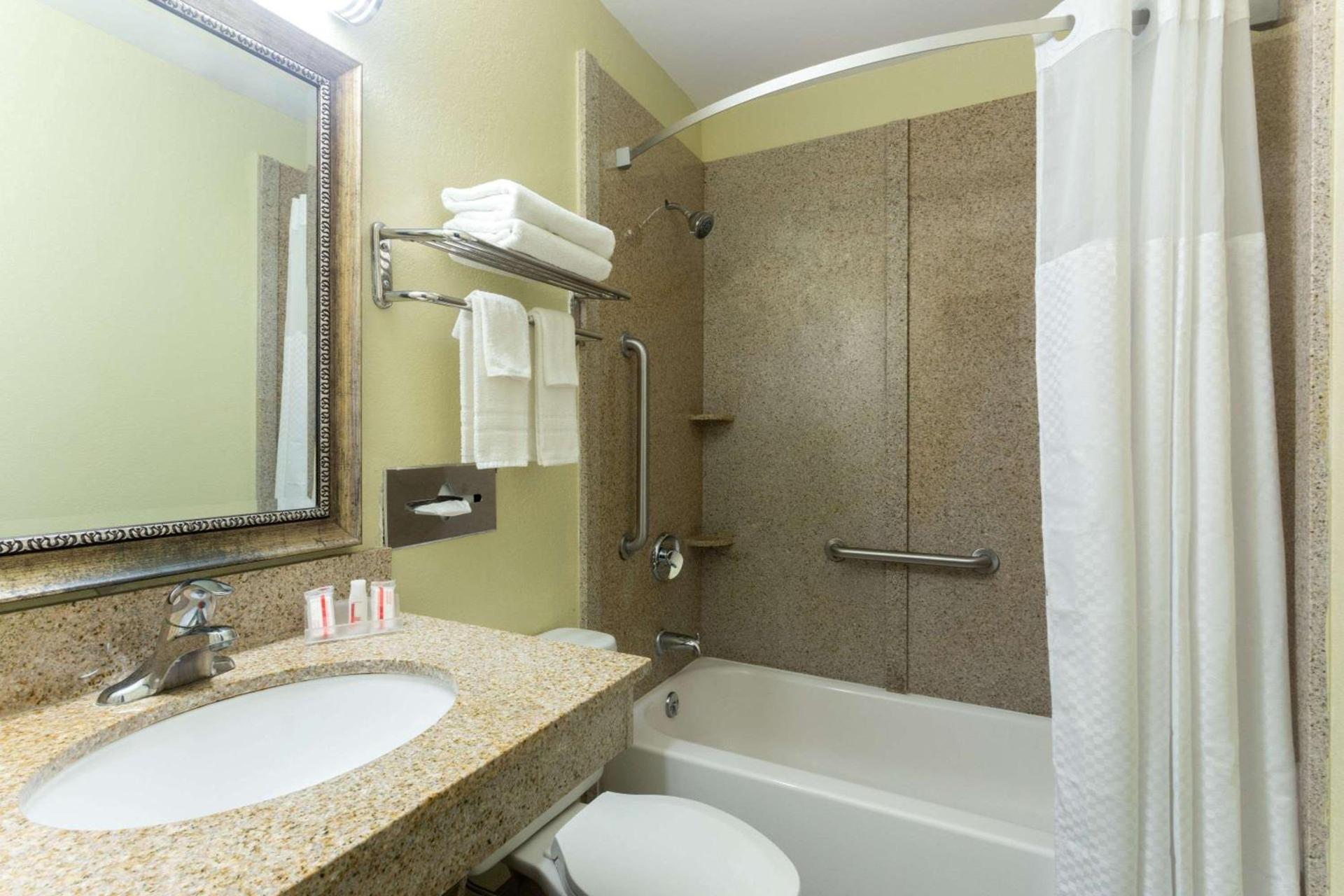 Super 8 by Wyndham Brunswick/St Simons Island Area photo 29
