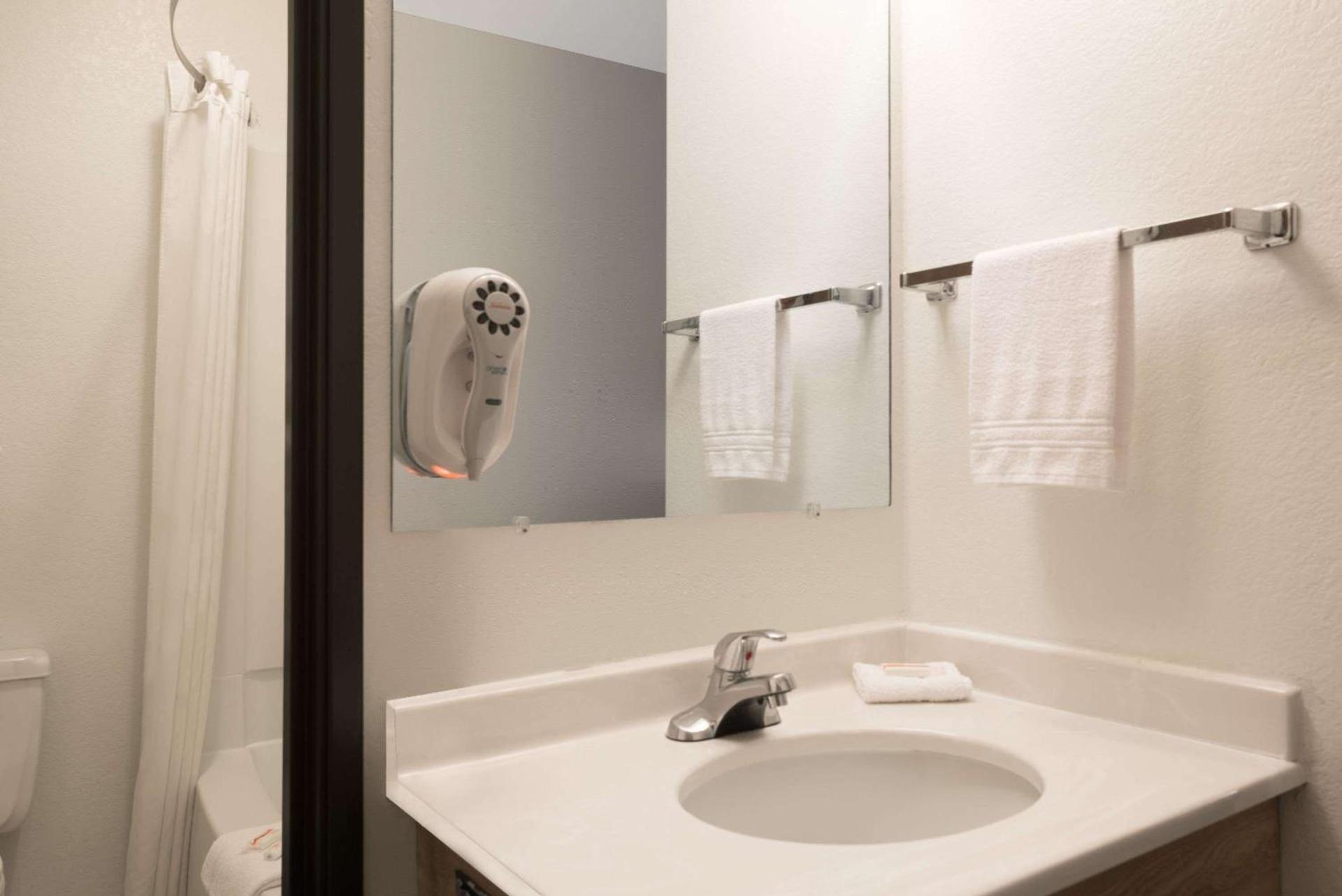 Super 8 by Wyndham Billings photo 10