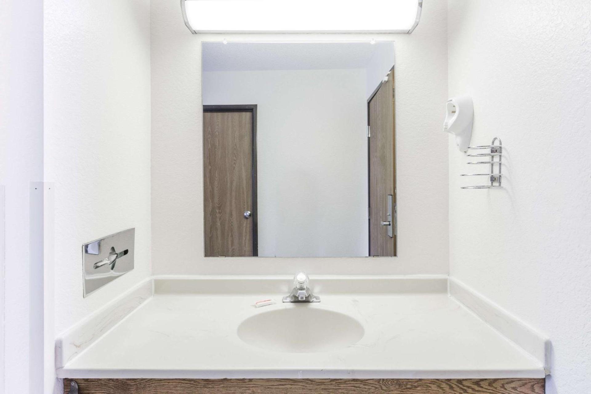 Super 8 by Wyndham Elgin photo 3