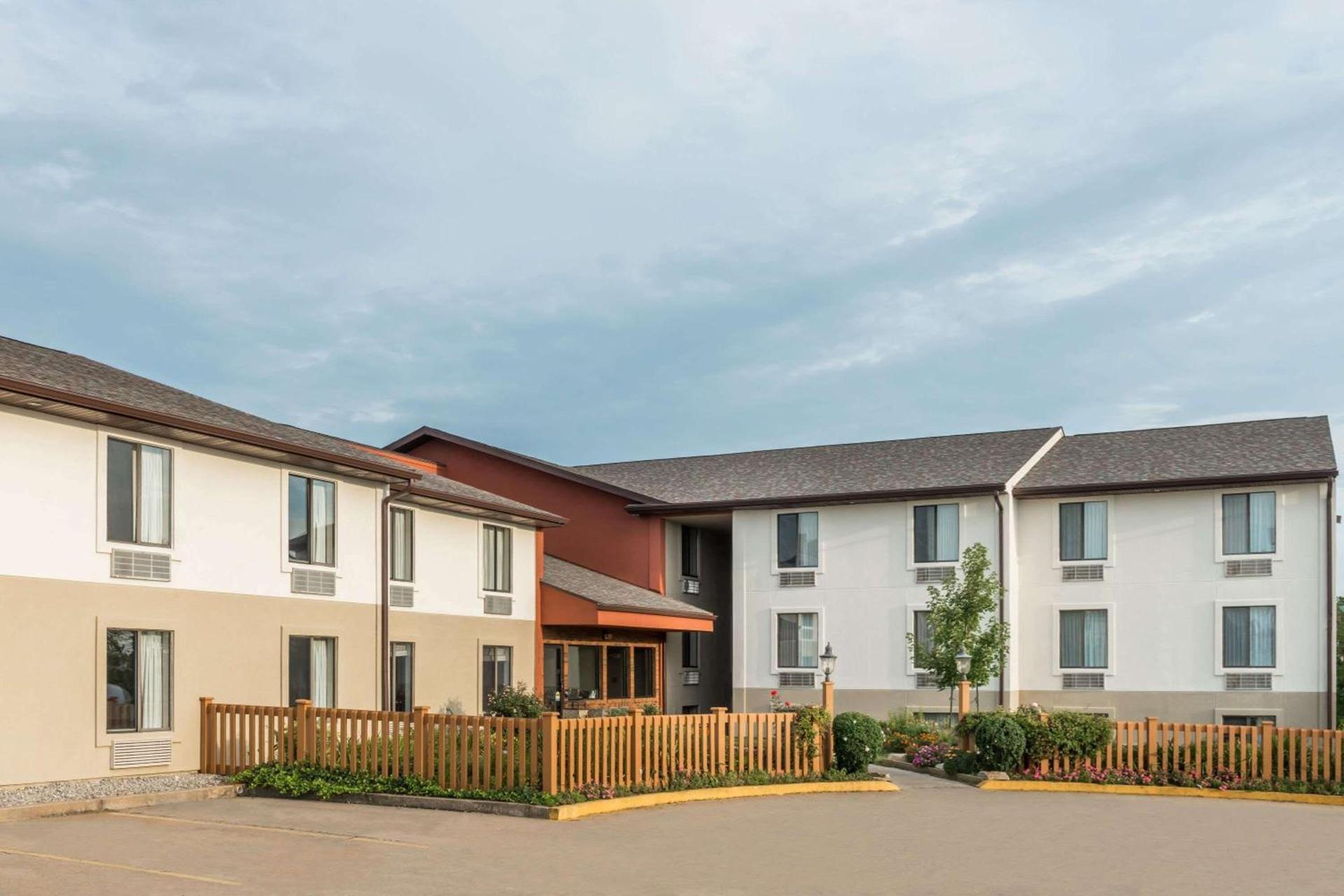 Super 8 by Wyndham Columbia Clark Lane — hotel in Columbia