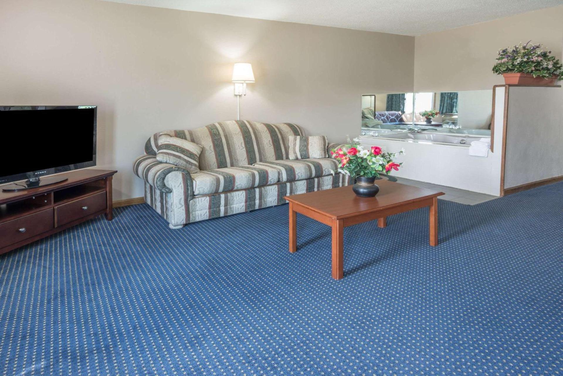 Super 8 by Wyndham O'Fallon MO/St. Louis Area photo 13