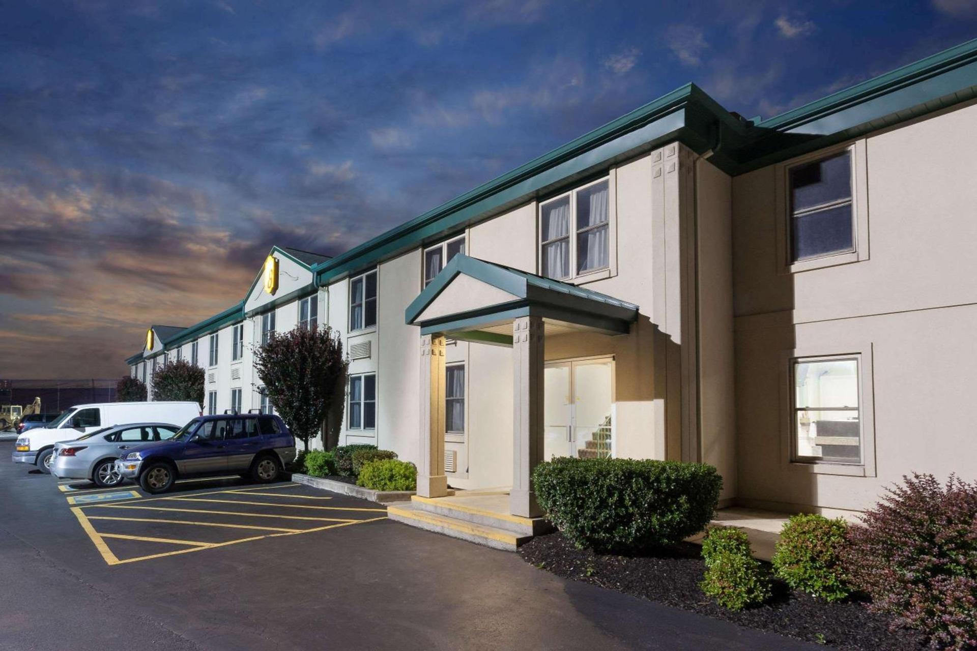 Super 8 by Wyndham Harrisburg Hershey West photo 1