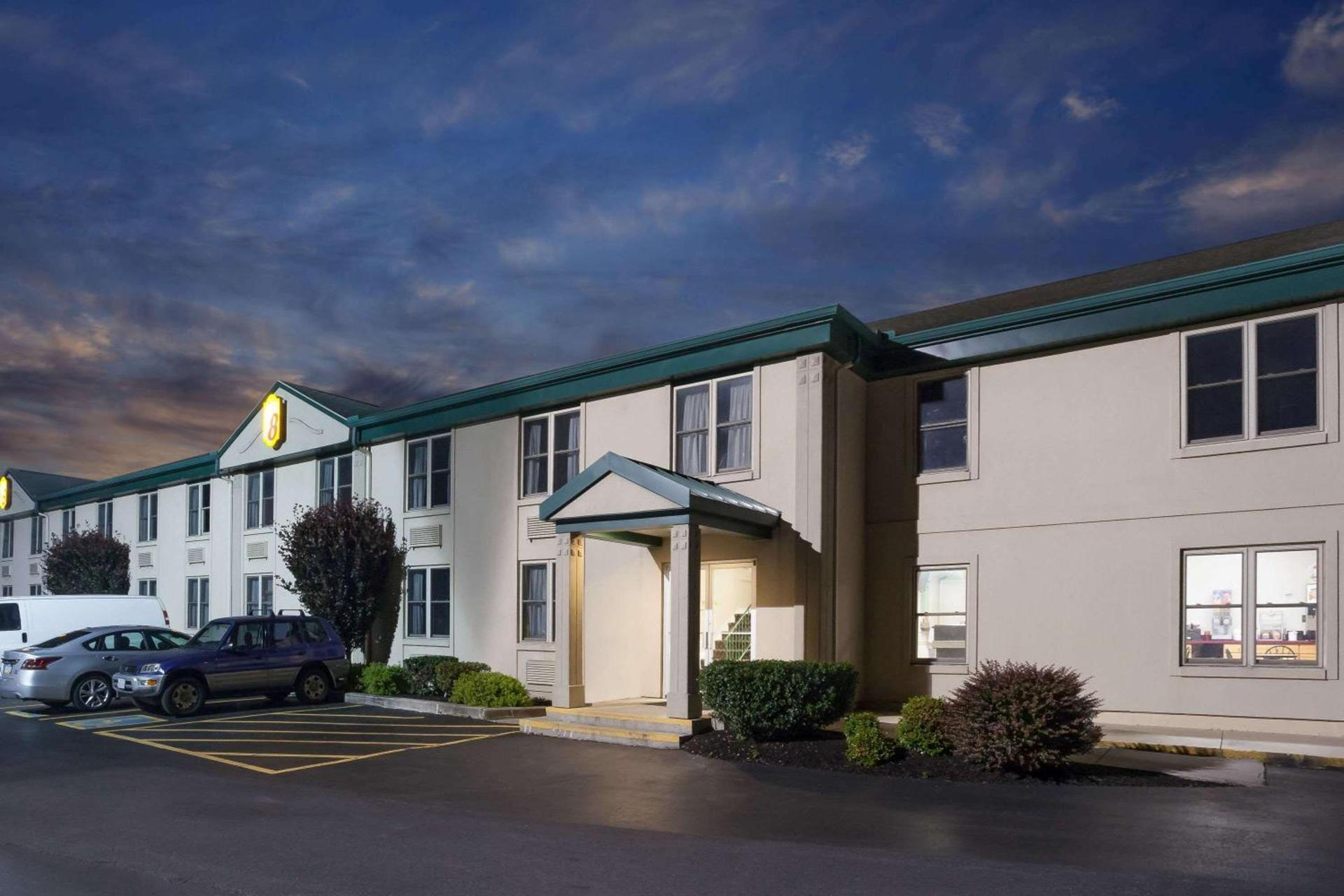 Super 8 by Wyndham Harrisburg Hershey West photo 2
