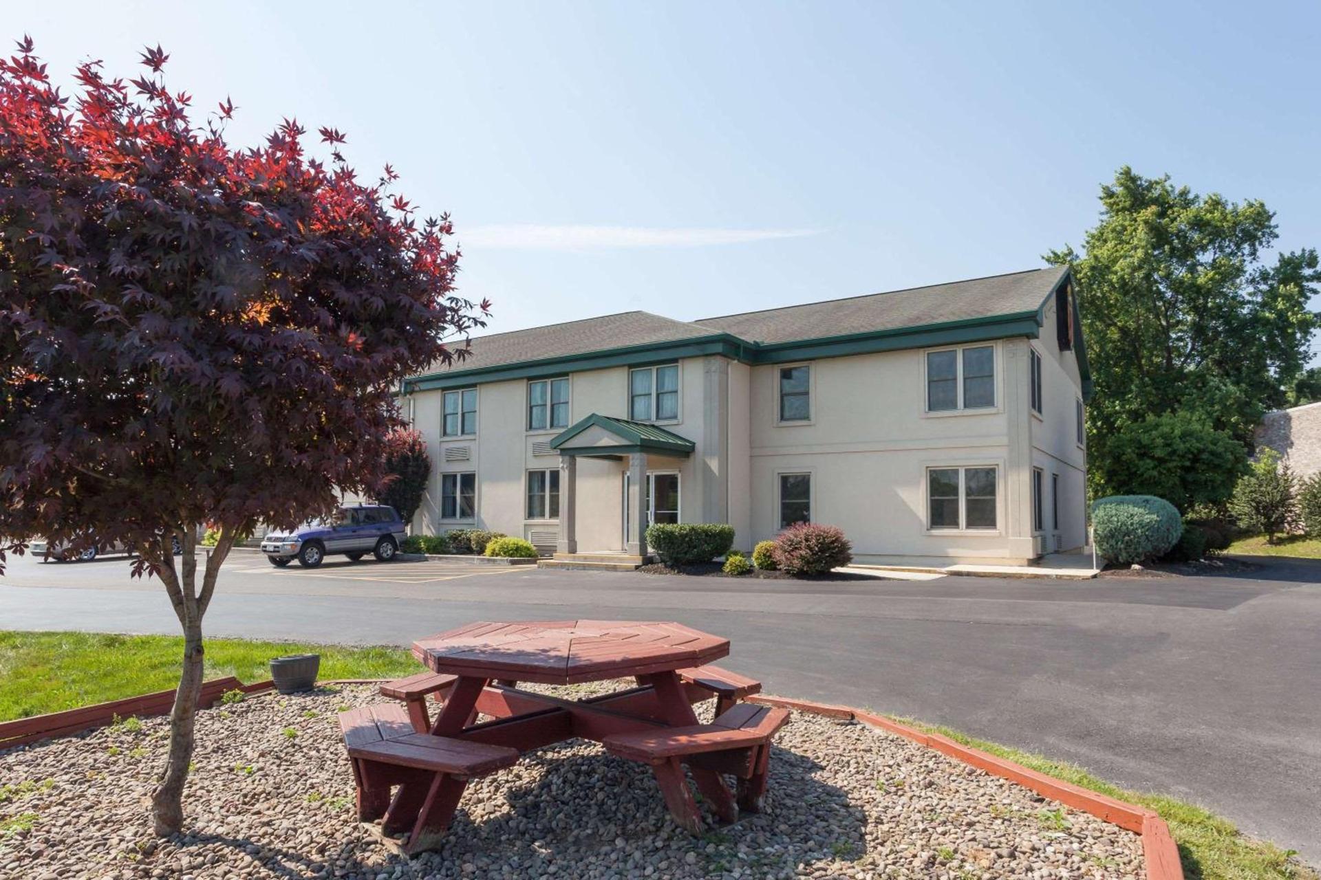 Super 8 by Wyndham Harrisburg Hershey West photo 3