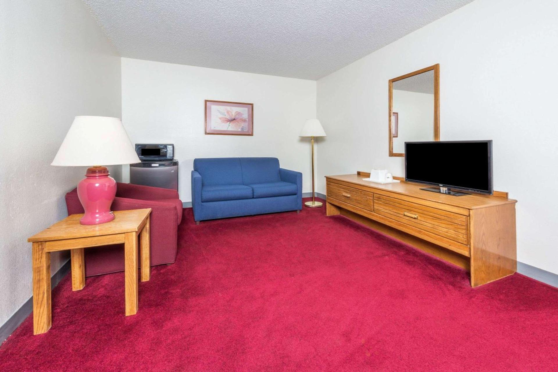Super 8 by Wyndham Front Royal Near Shenandoah National Park photo 12