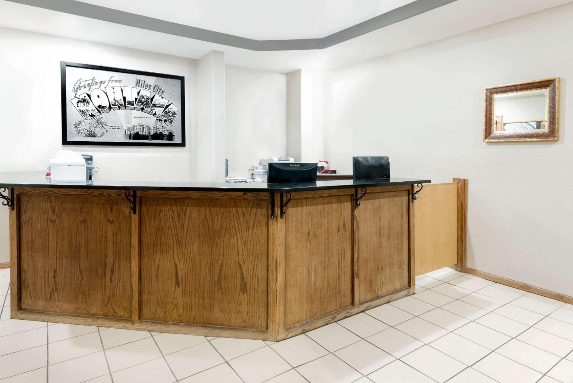 Super 8 by Wyndham Miles City photo 2