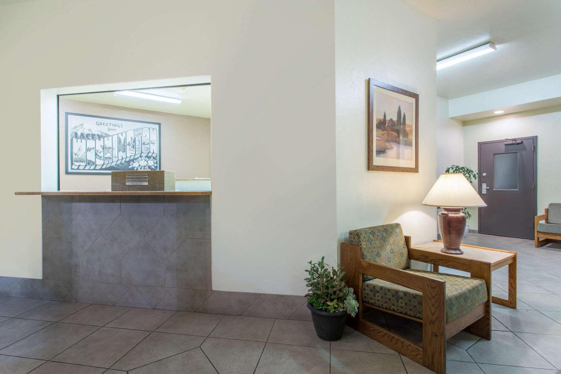 Super 8 by Wyndham Lacey Olympia Area photo 2