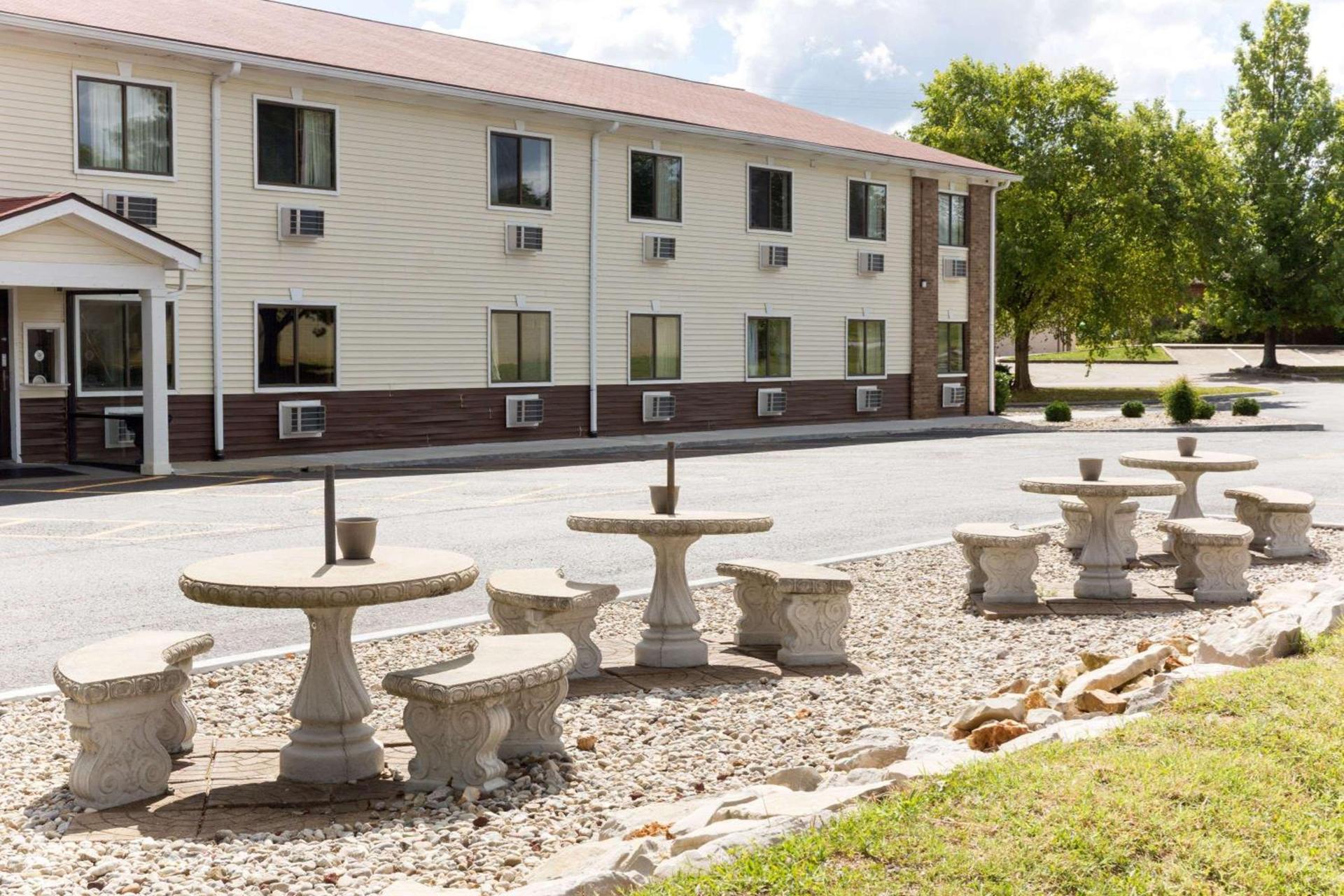 Super 8 by Wyndham Radcliff Ft. Knox Area photo 10