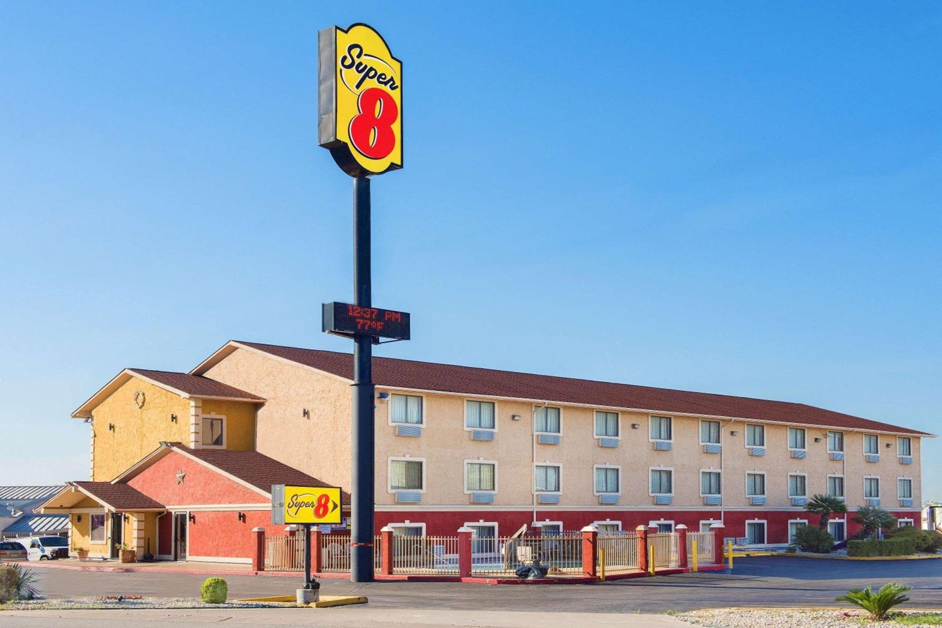Super 8 by Wyndham San Antonio/I-35 North photo 1