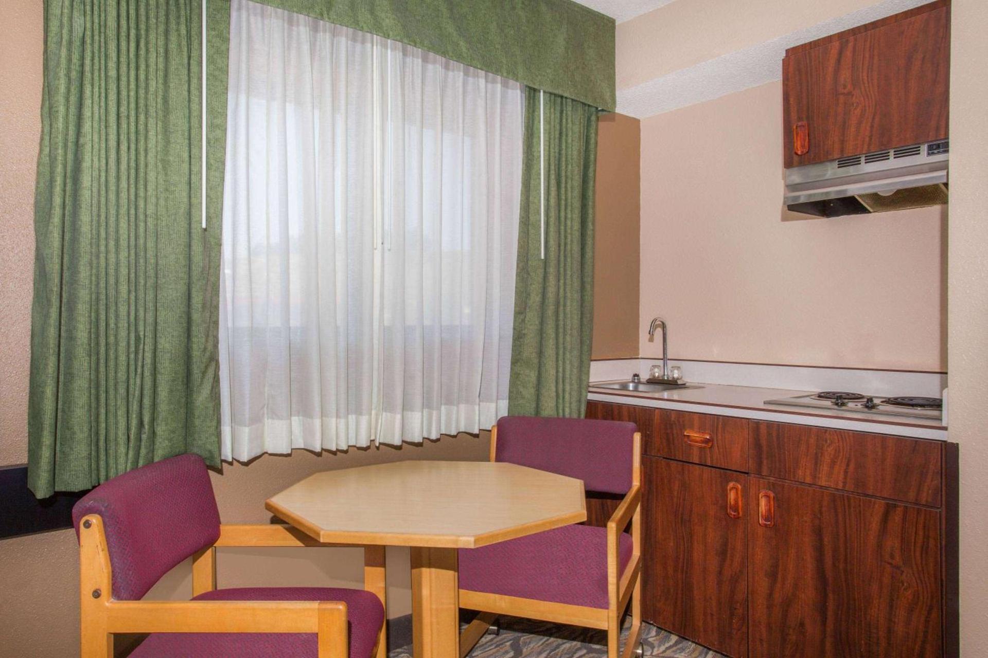 Super 8 by Wyndham Baker City photo 11