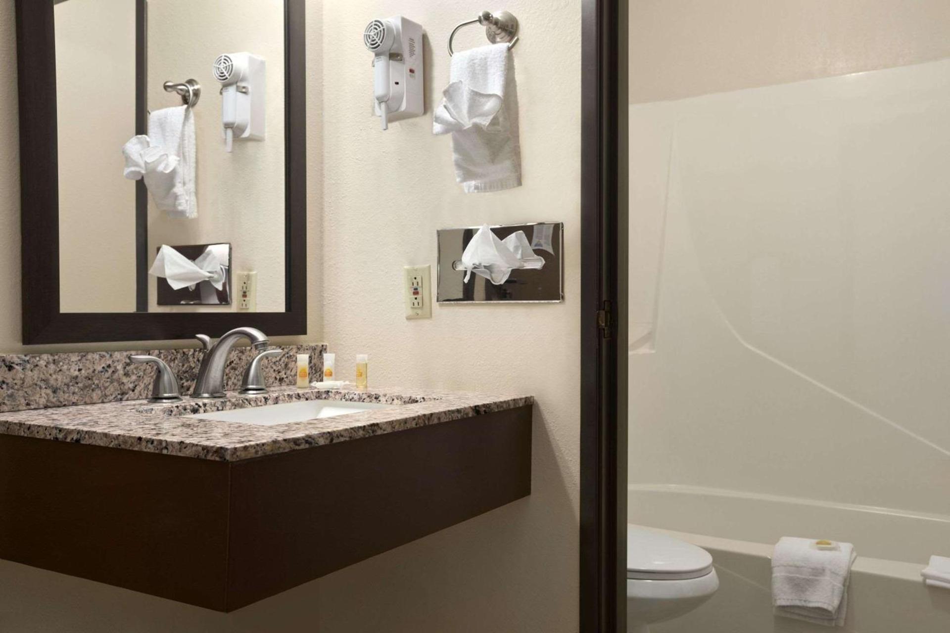 Days Inn & Suites by Wyndham Gunnison photo 11