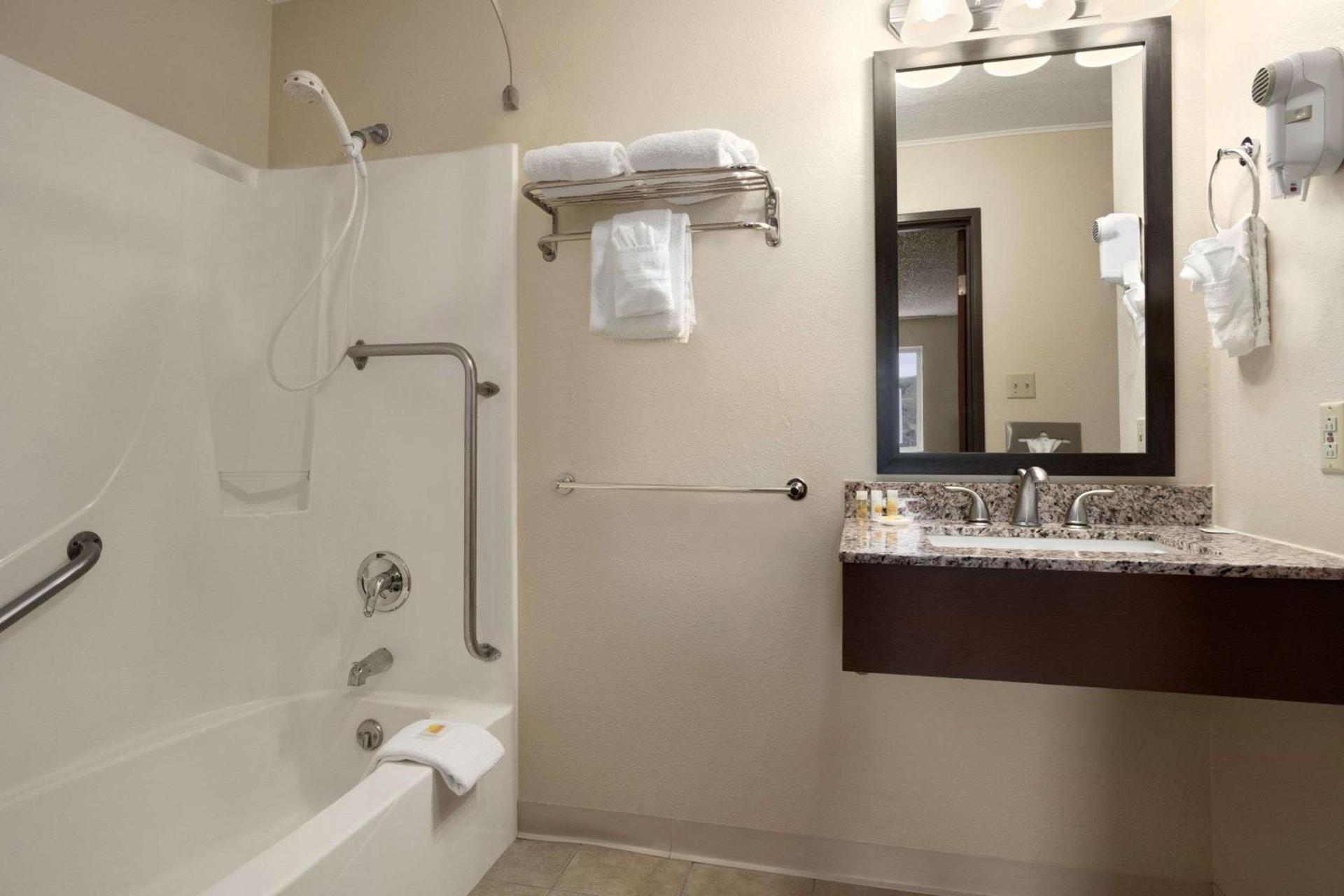 Days Inn & Suites by Wyndham Gunnison photo 10