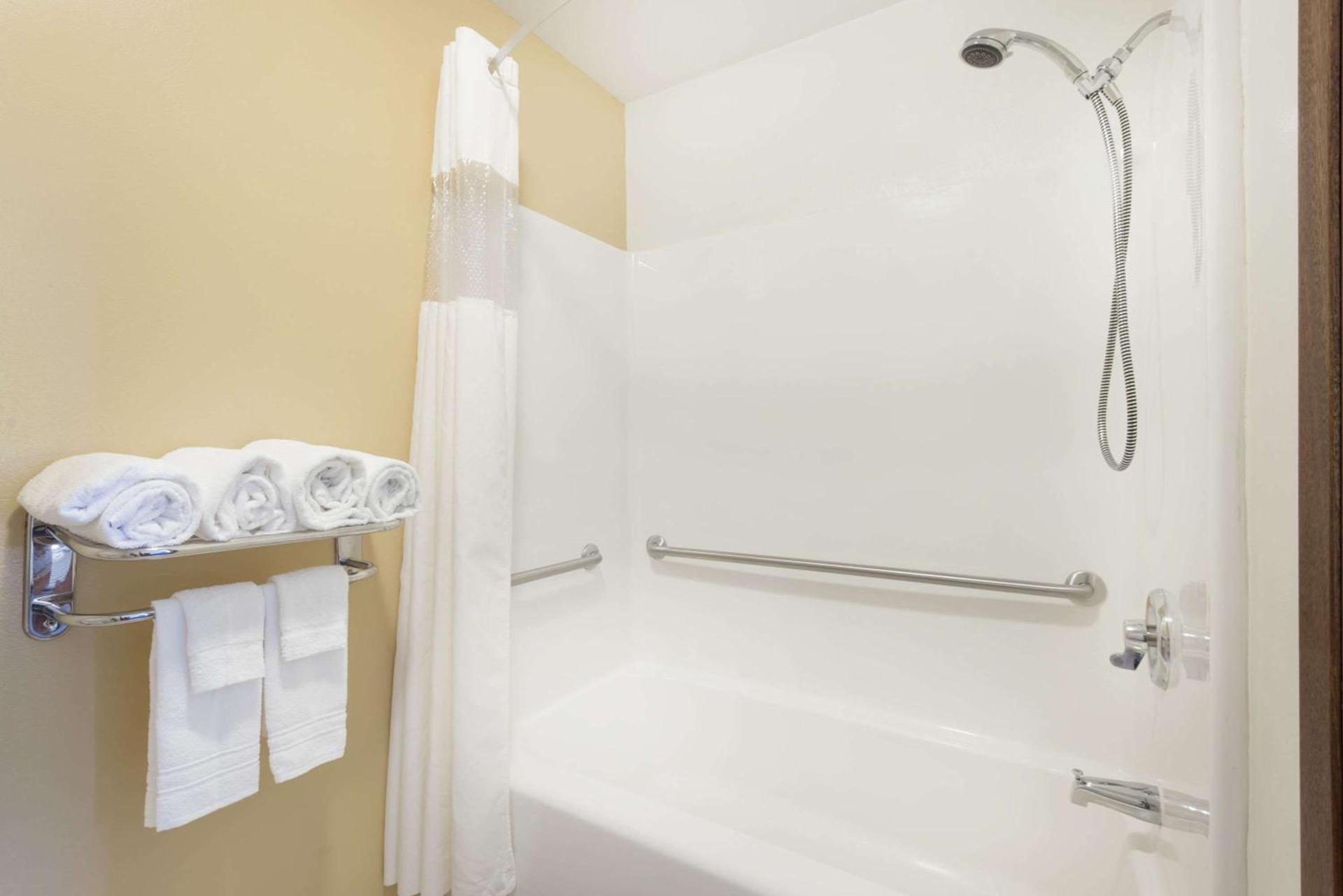 Days Inn by Wyndham Worland photo 19