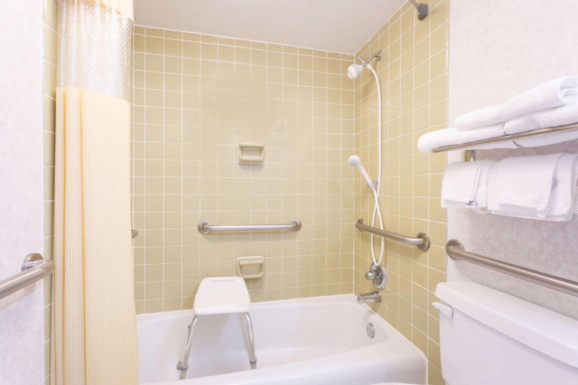 Days Inn by Wyndham Byron photo 4