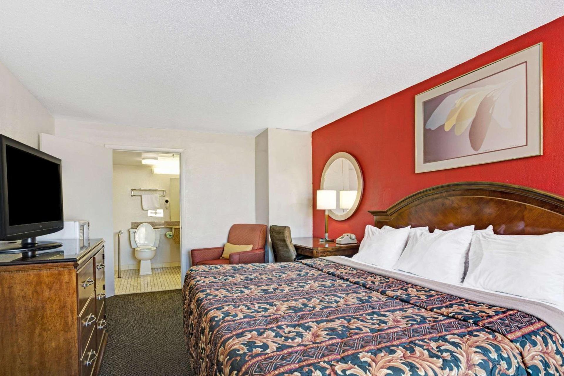 Days Inn by Wyndham Norfolk Military Circle photo 11
