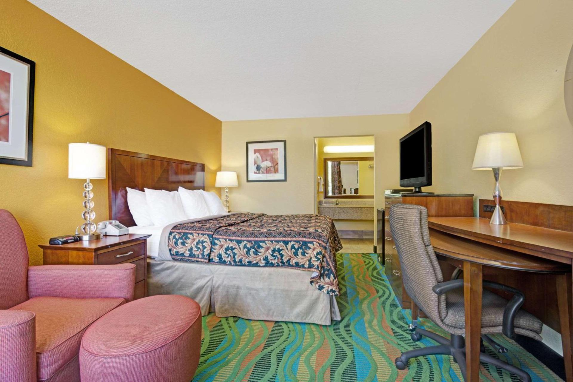 Days Inn by Wyndham Norfolk Military Circle photo 7