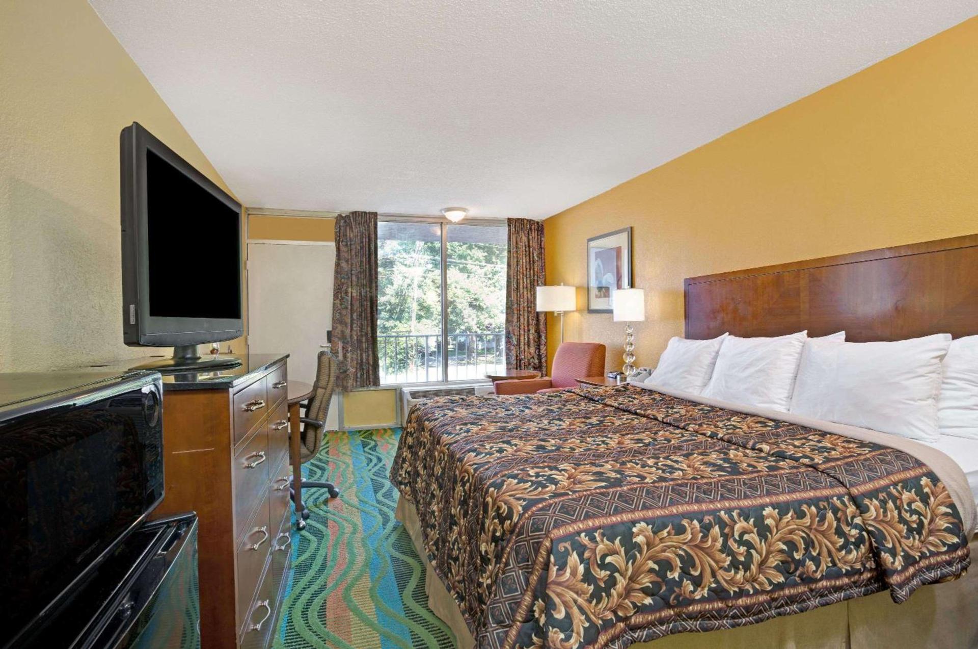 Days Inn by Wyndham Norfolk Military Circle photo 9