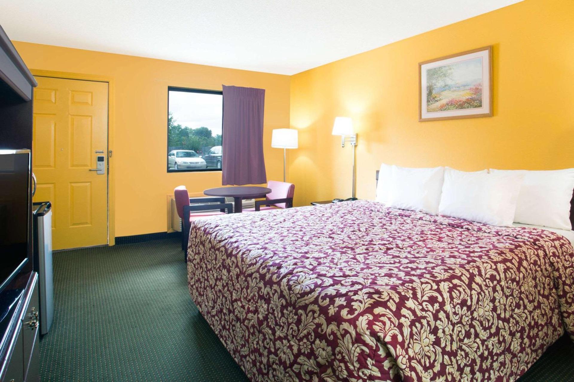 Days Inn by Wyndham Camilla photo 13